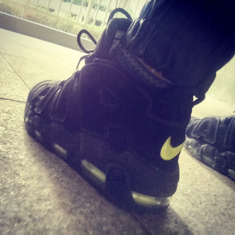 Nike Air More Uptempo Black Volt 착용 스타일