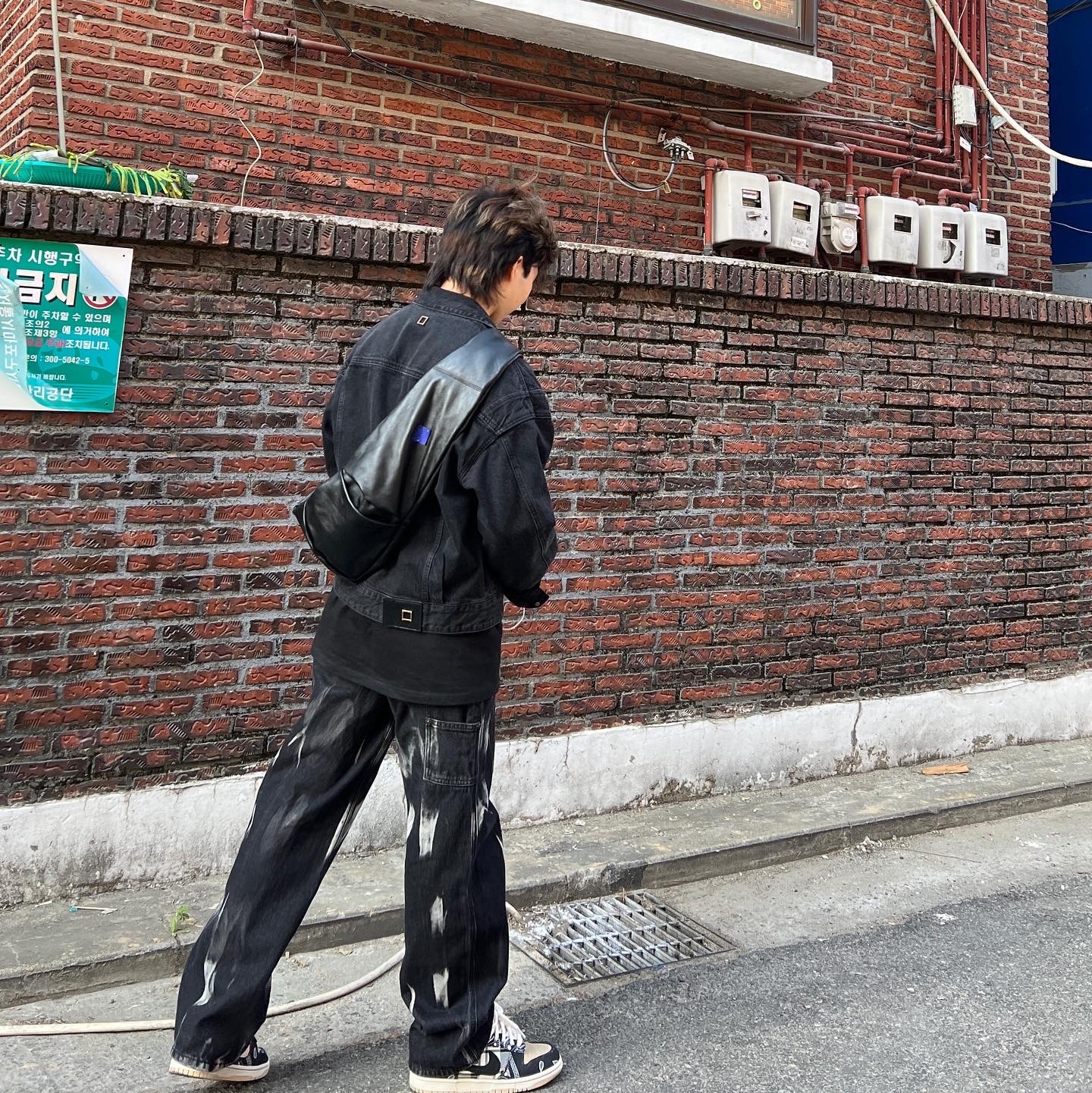 Nike x Travis Scott SB Dunk Low, Ader Error x Zara Leather Shoulder Bag with Knot Black 착용 스타일 - 2