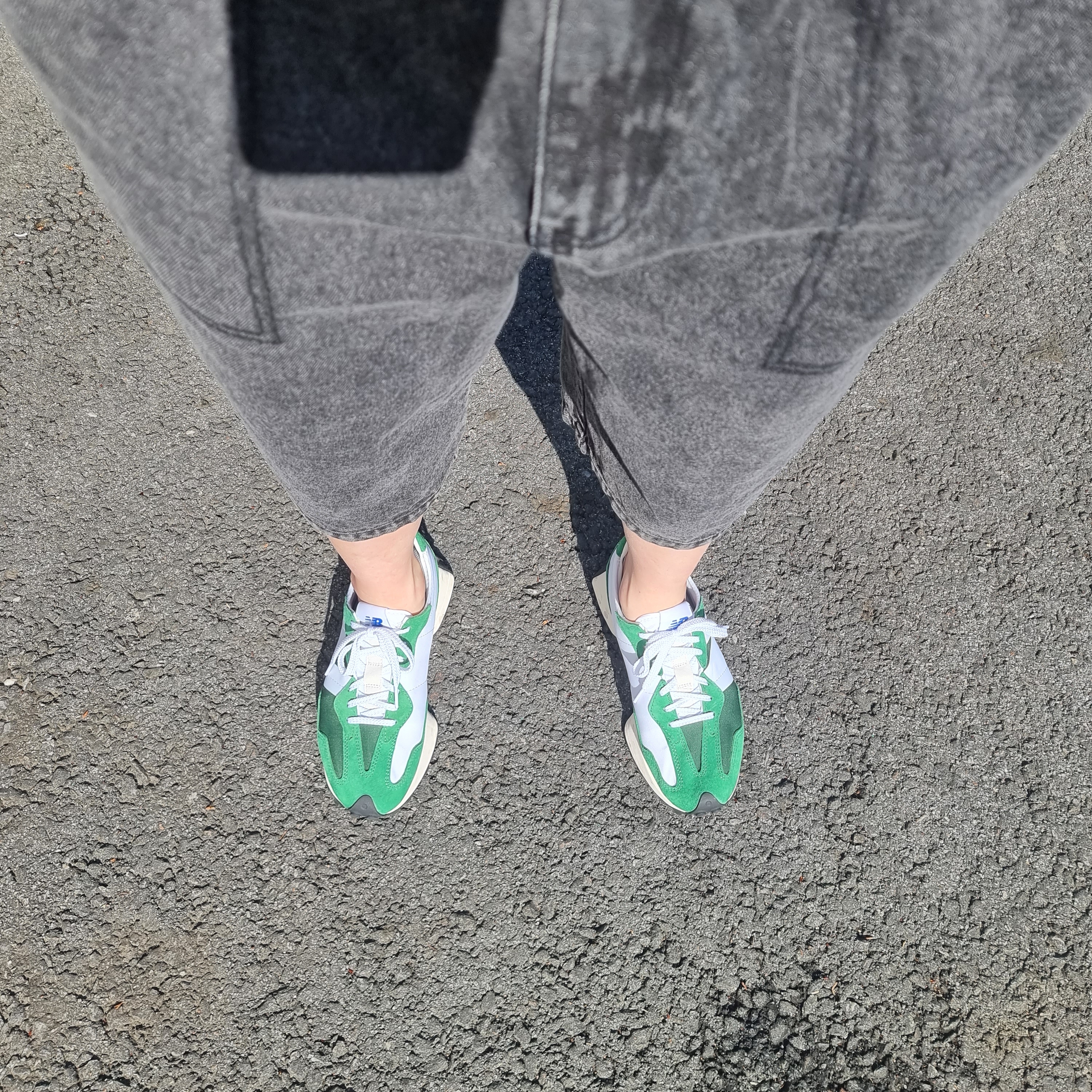 New Balance 327 Varsity Green 착용 스타일
