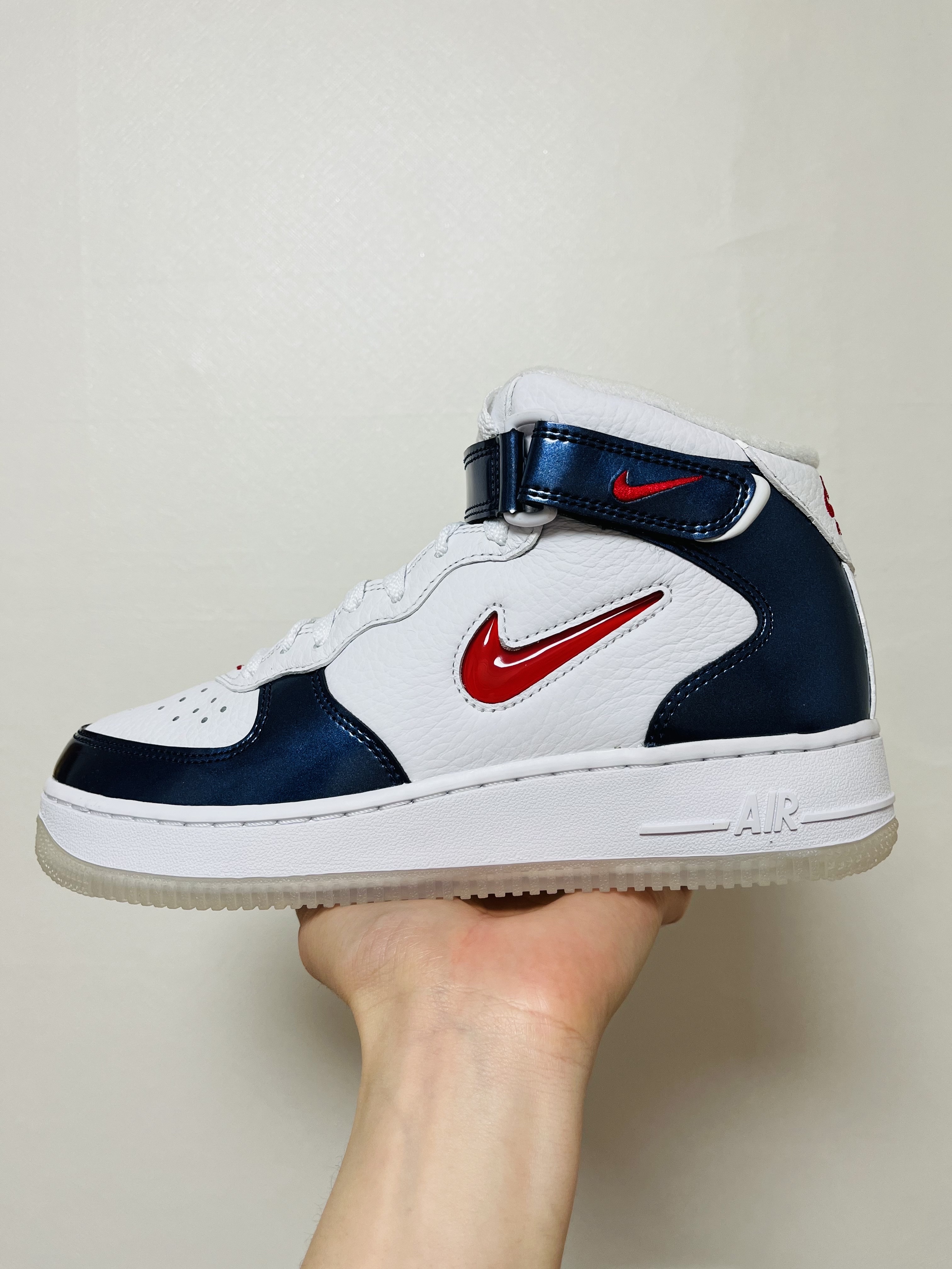 Nike Air Force 1 Mid QS University Red and Midnight Navy 착용 스타일