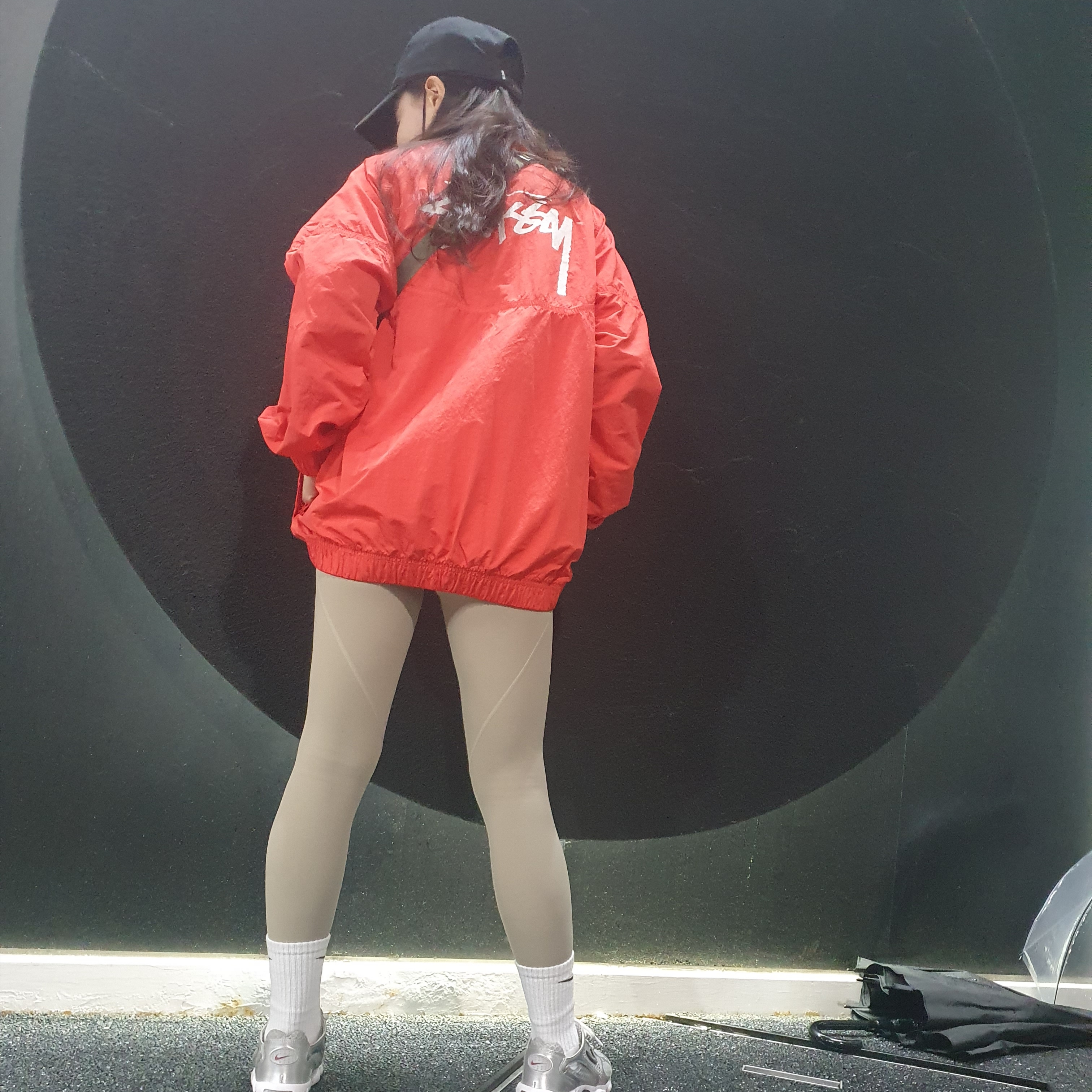 Nike x Stussy Windrunner Jacket Habanero Red 착용 스타일
