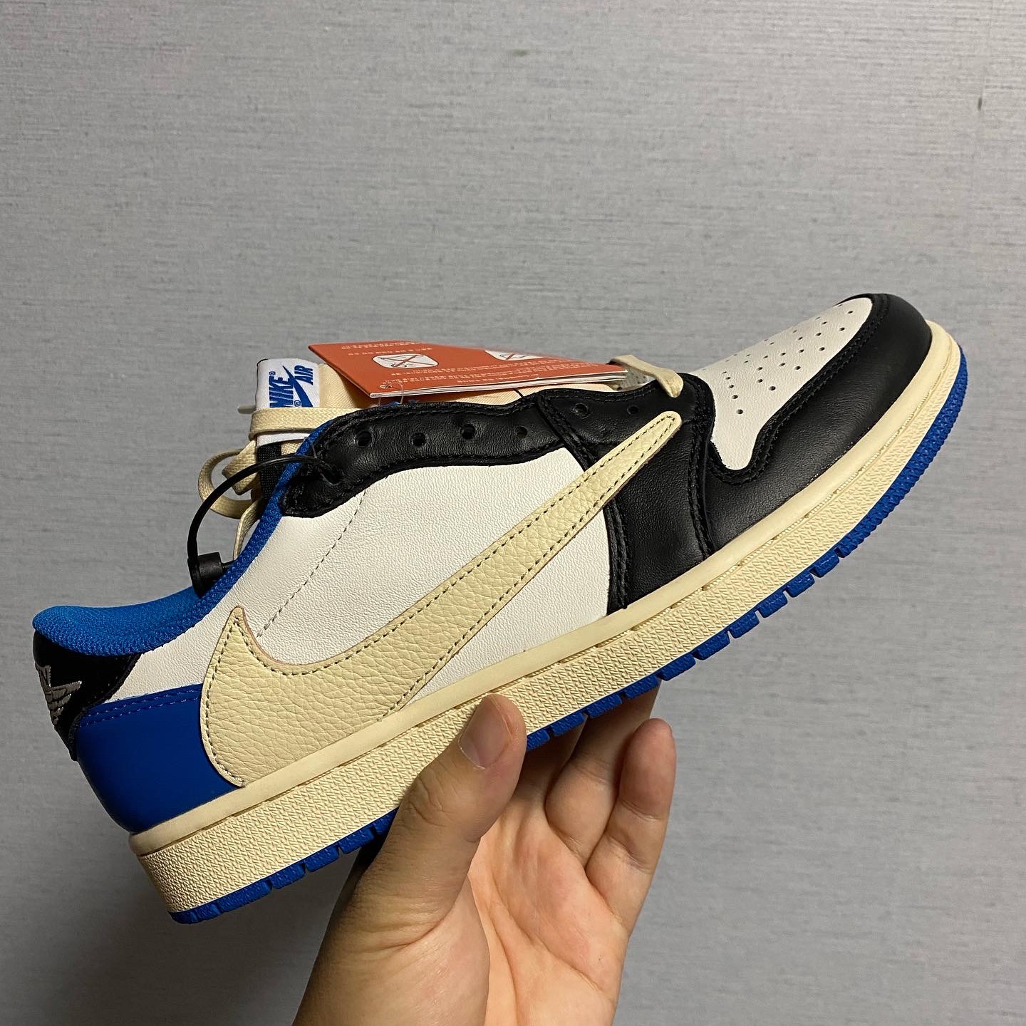 Jordan 1 x Travis Scott x Fragment Retro Low OG SP Military Blue 착용 스타일 - 2