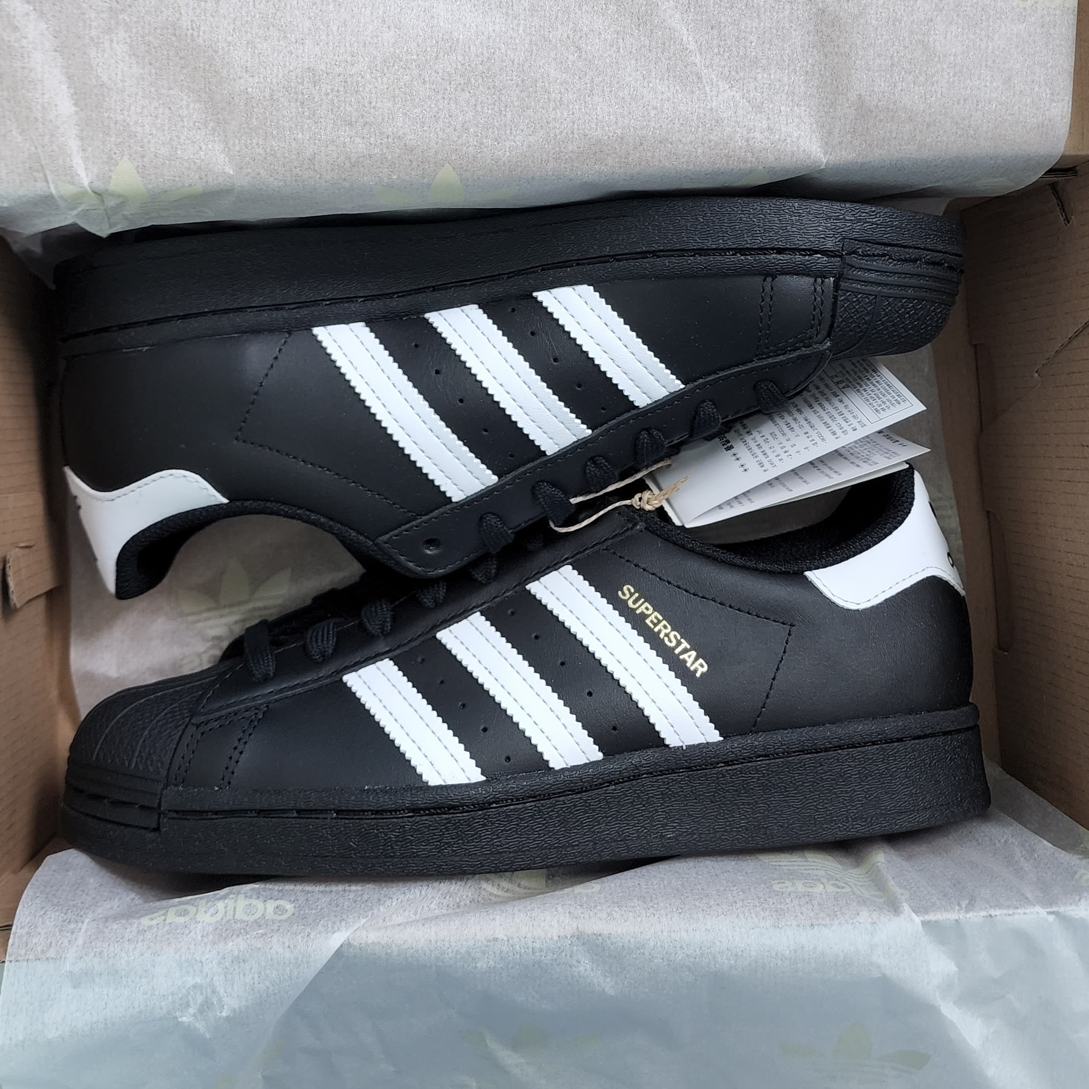 Adidas Superstar Core Black White 착용 스타일