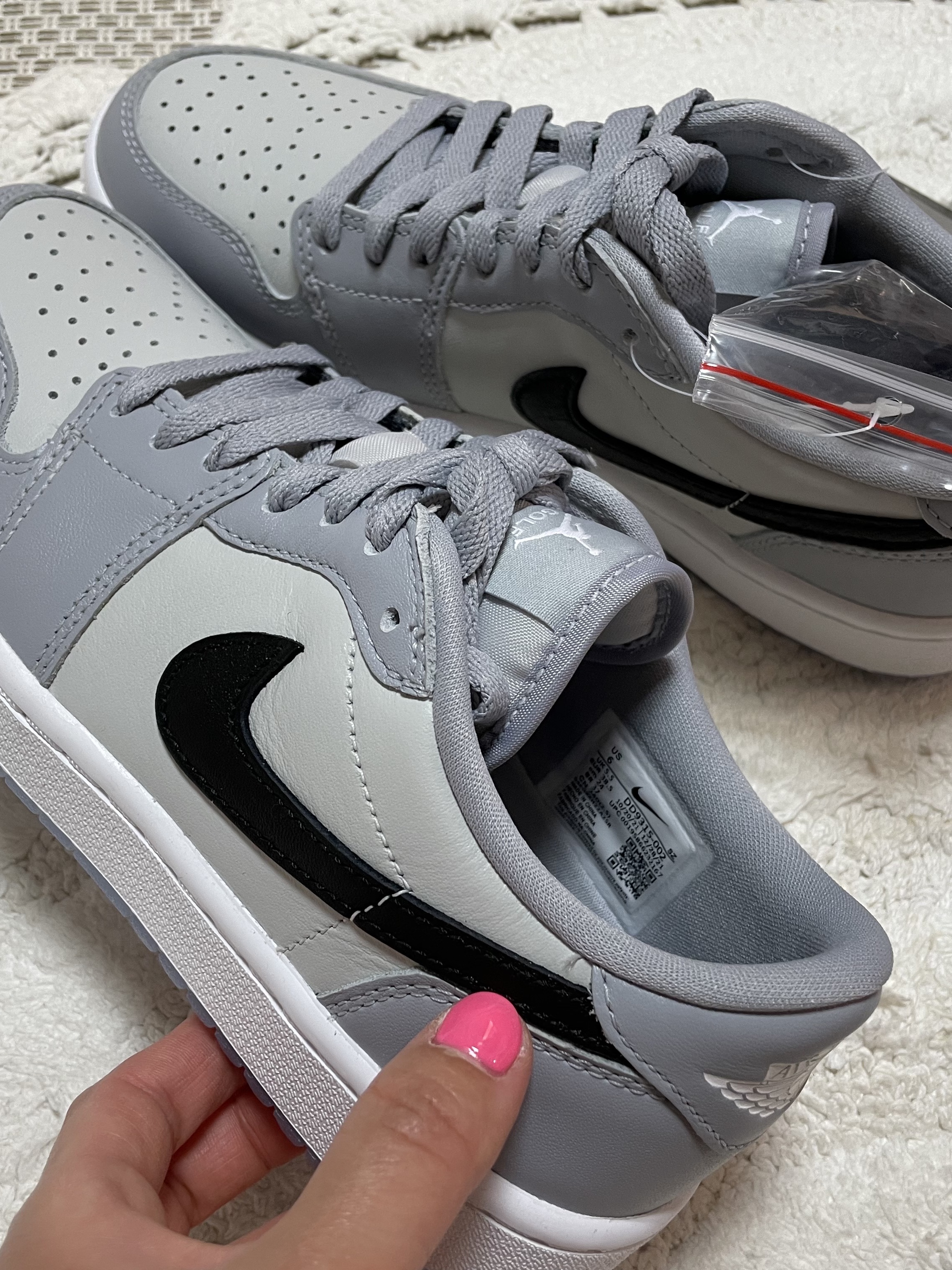 Jordan 1 Low Golf Wolf Grey 착용 스타일 - 1