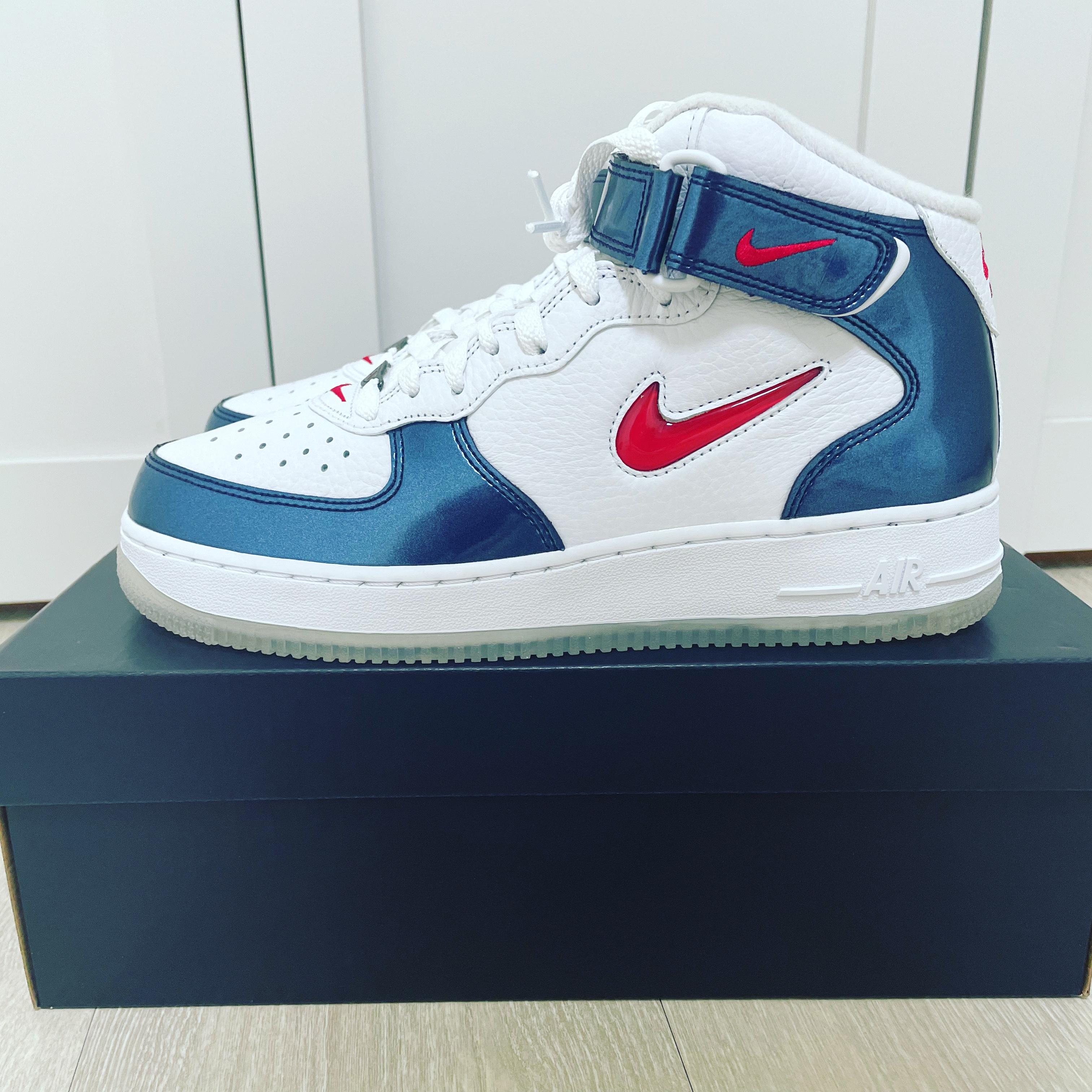 Nike Air Force 1 Mid QS University Red and Midnight Navy 착용 스타일
