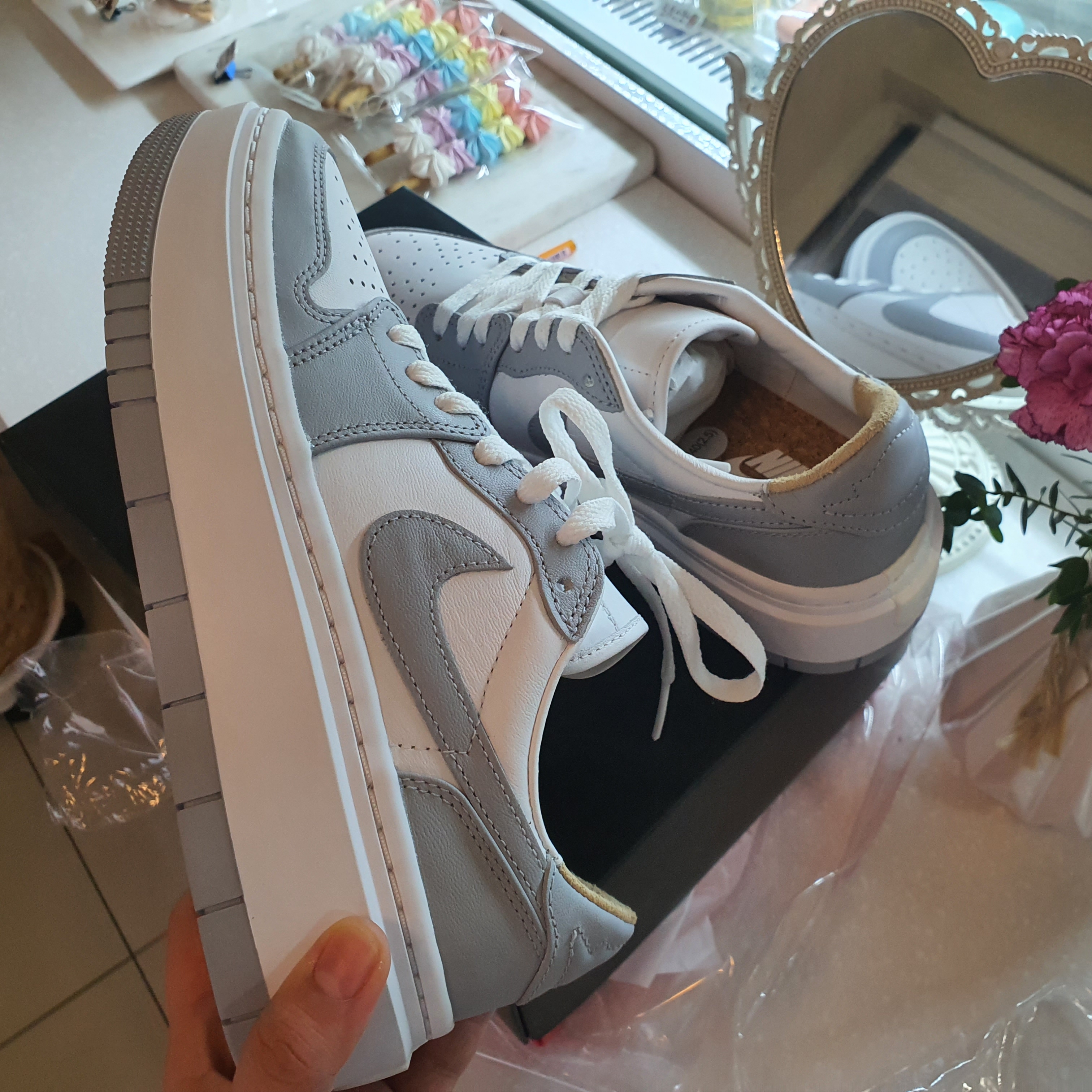 (W) Jordan 1 Elevate Low White and Wolf Grey 착용 스타일 - 1