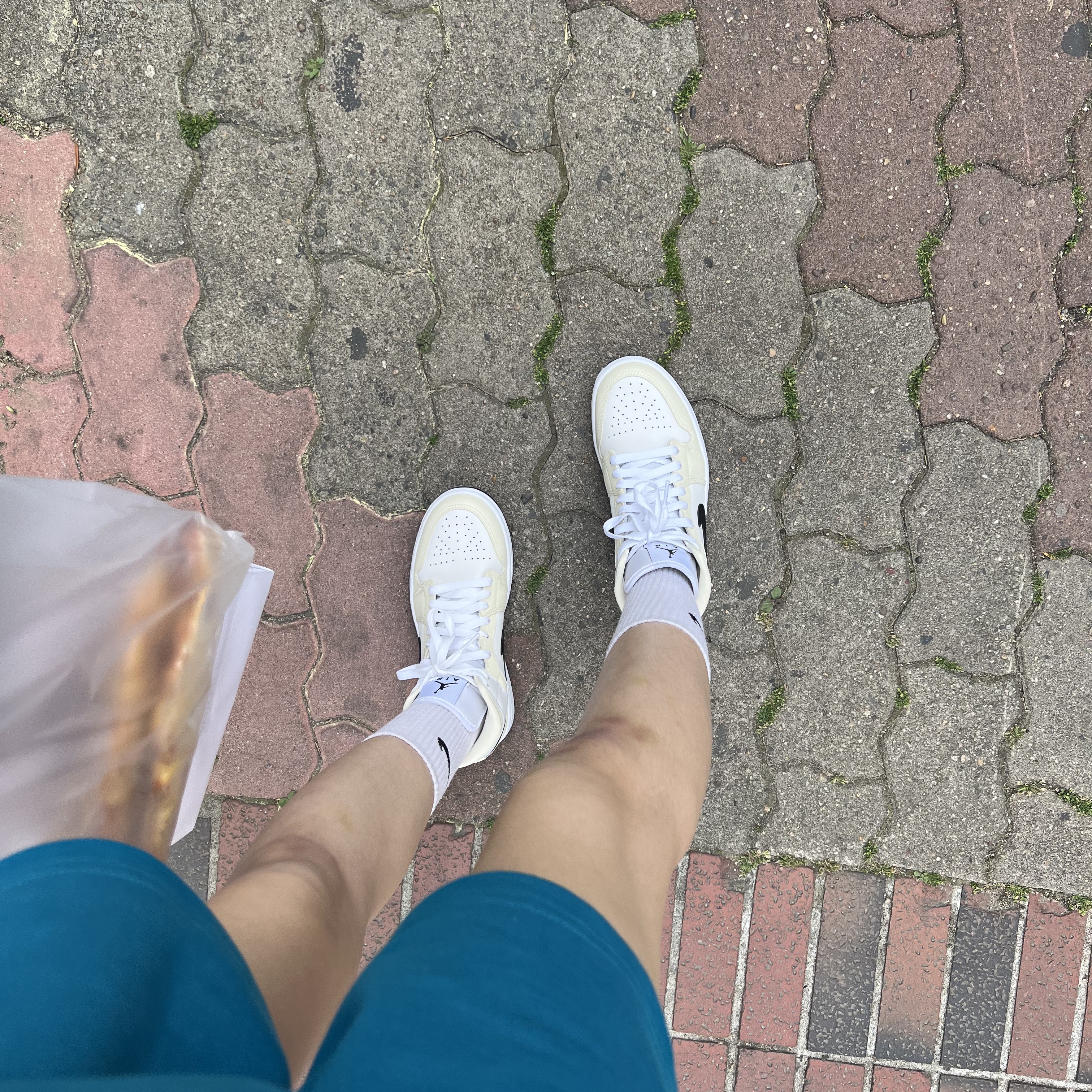 (W) Jordan 1 Mid Coconut Milk 착용 스타일 - 2