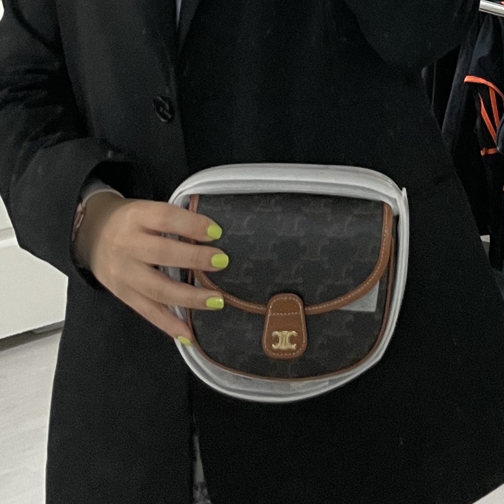 Celine Mini Besace in Triomphe Canvas and Calfskin Tan 착용 스타일 - 3