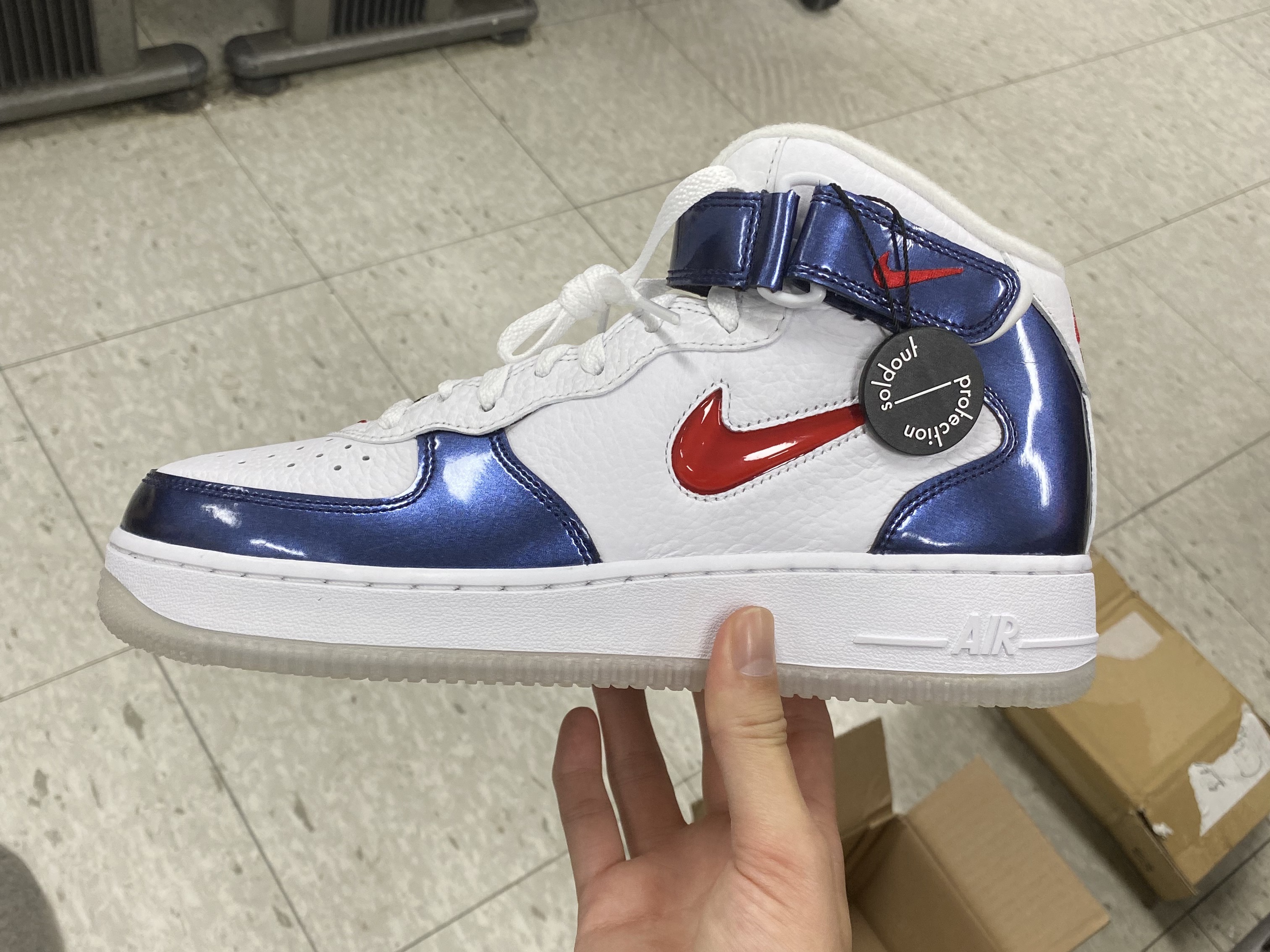 Nike Air Force 1 Mid QS University Red and Midnight Navy 착용 스타일