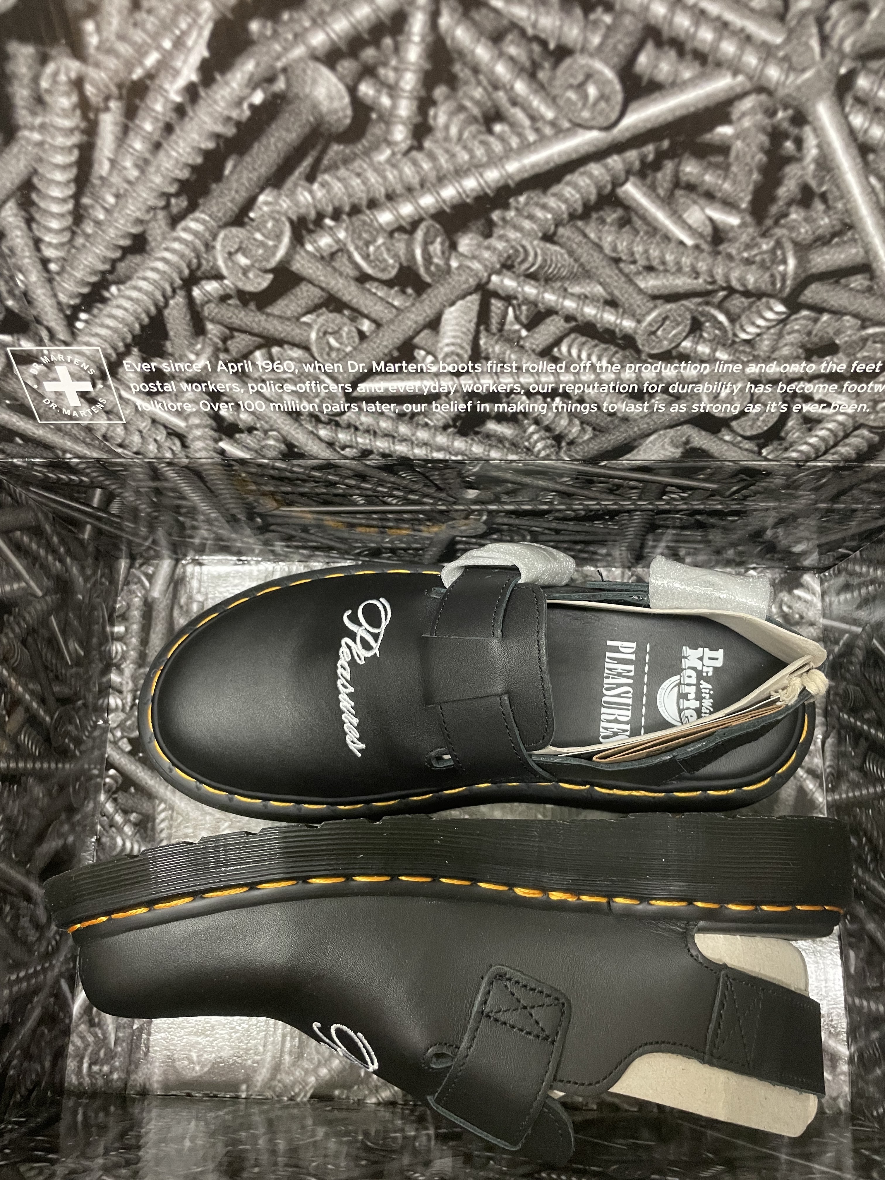Dr. Martens x Pleasures Jorge Leather Mules Black 착용 스타일 - 4