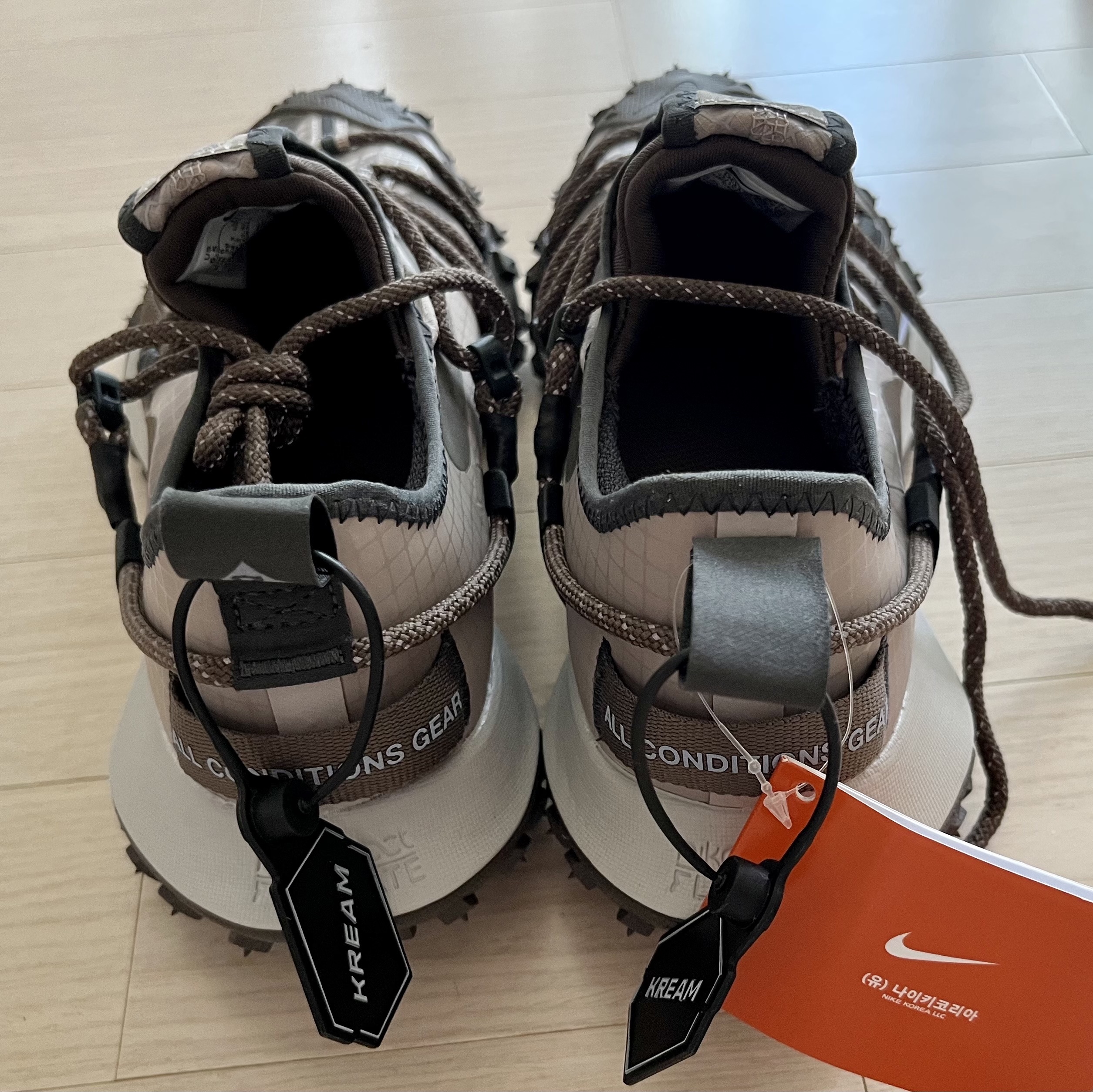 Nike ACG Mountain Fly Low Ironstone 착용 스타일 - 5