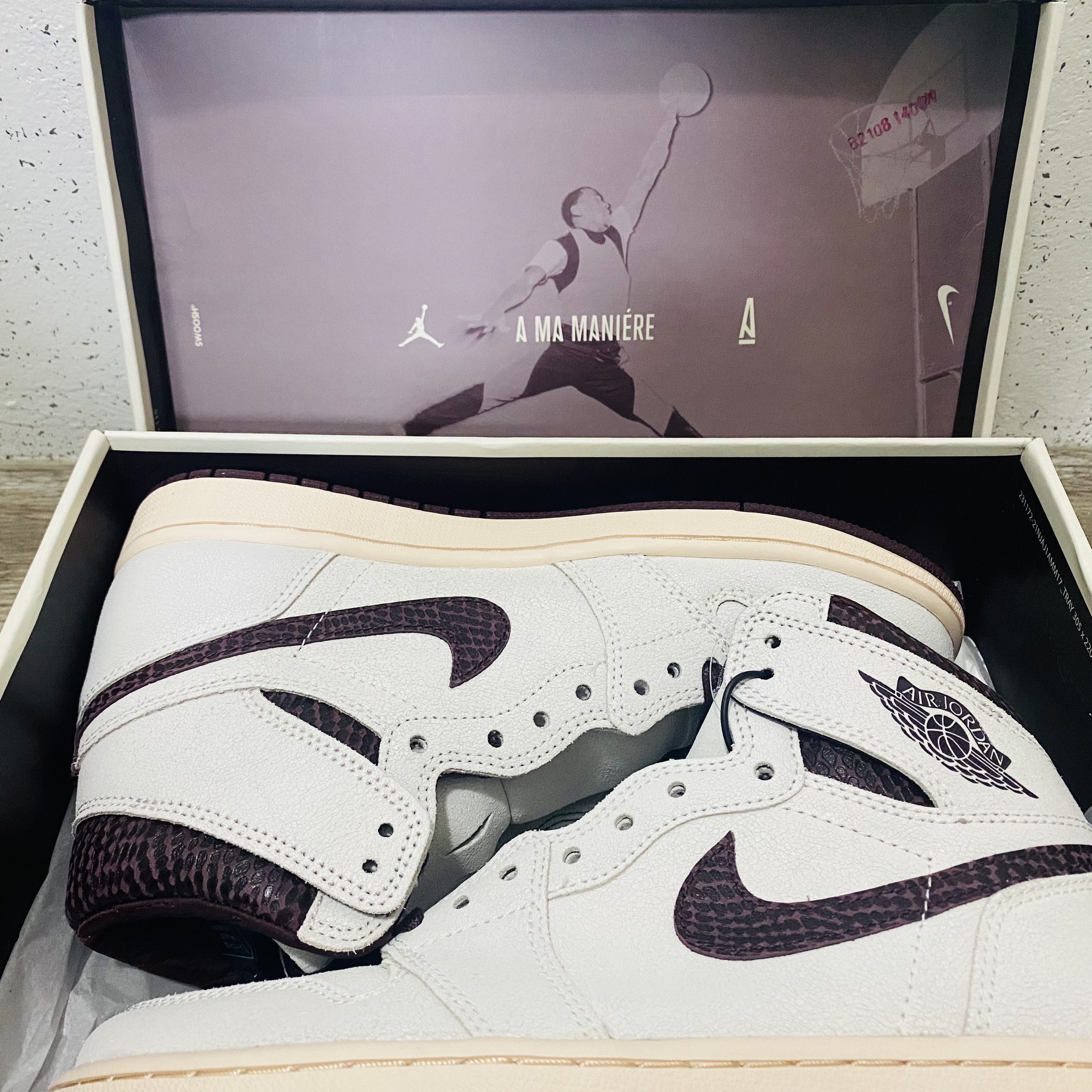 Jordan 1 x A Ma Maniere Retro High OG SP Sail and Burgundy 착용 스타일 - 3