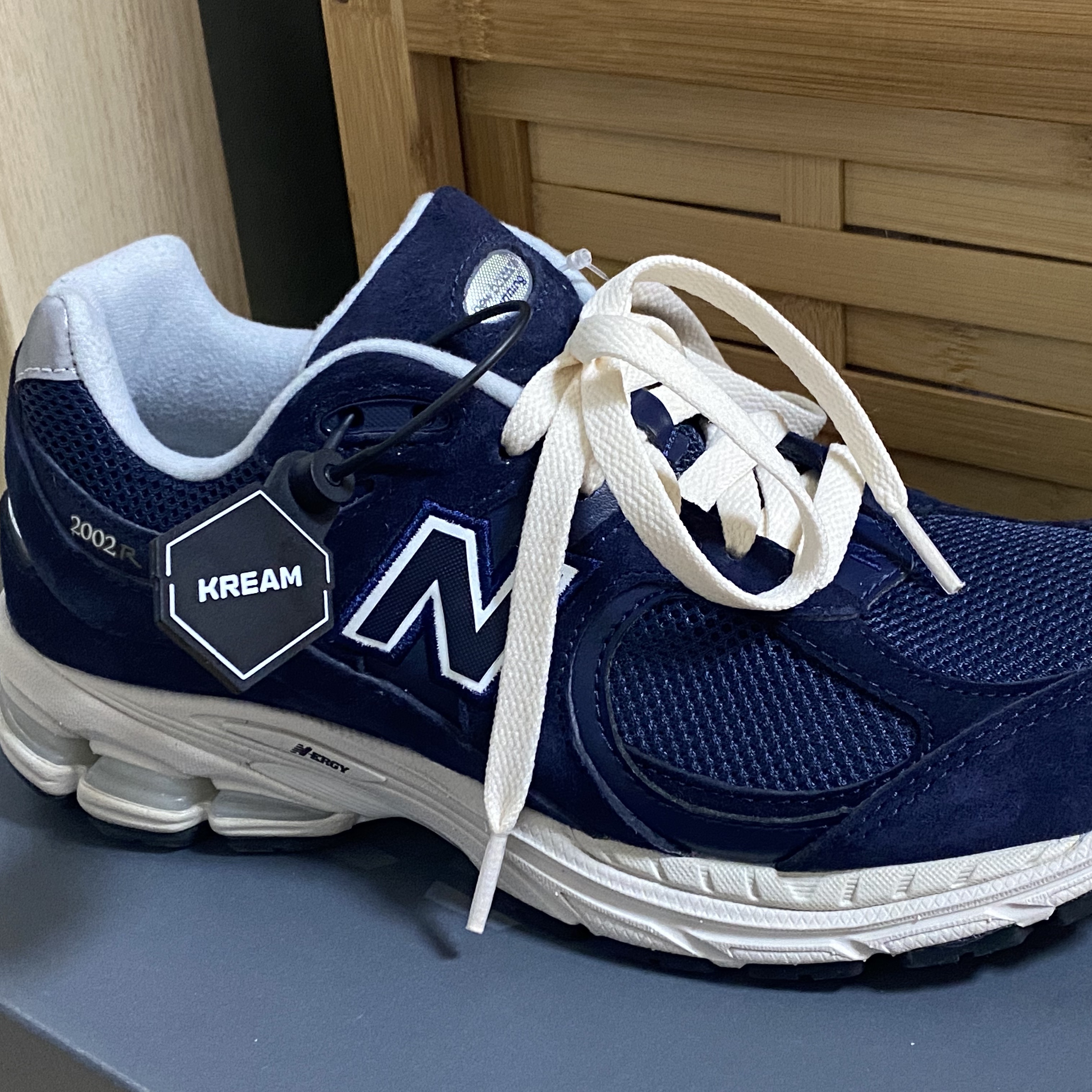 New Balance 2002R Navy 착용 스타일