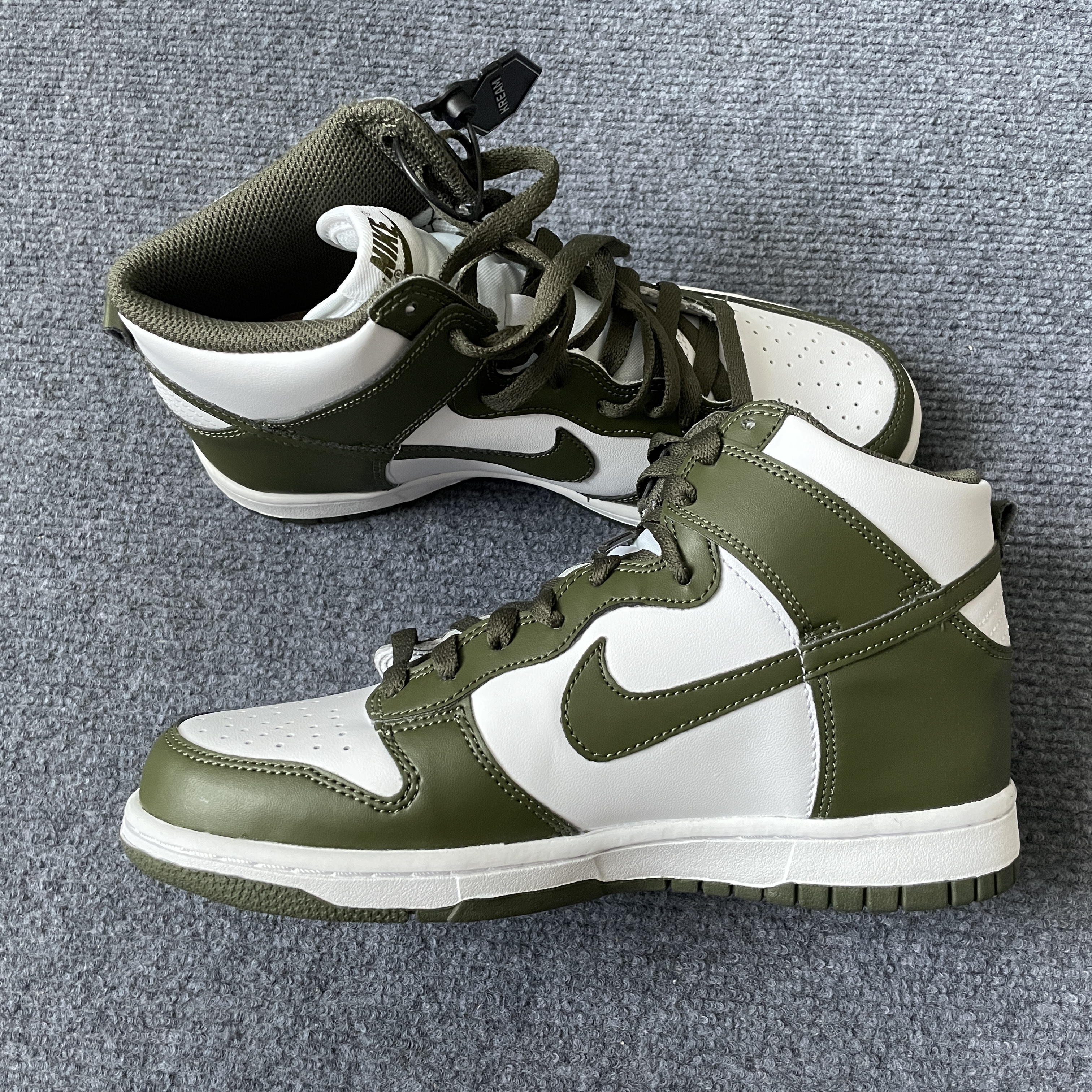Nike Dunk High Retro Championship Khaki, (GS) Nike Dunk High Cargo Khaki 착용 스타일 - 1