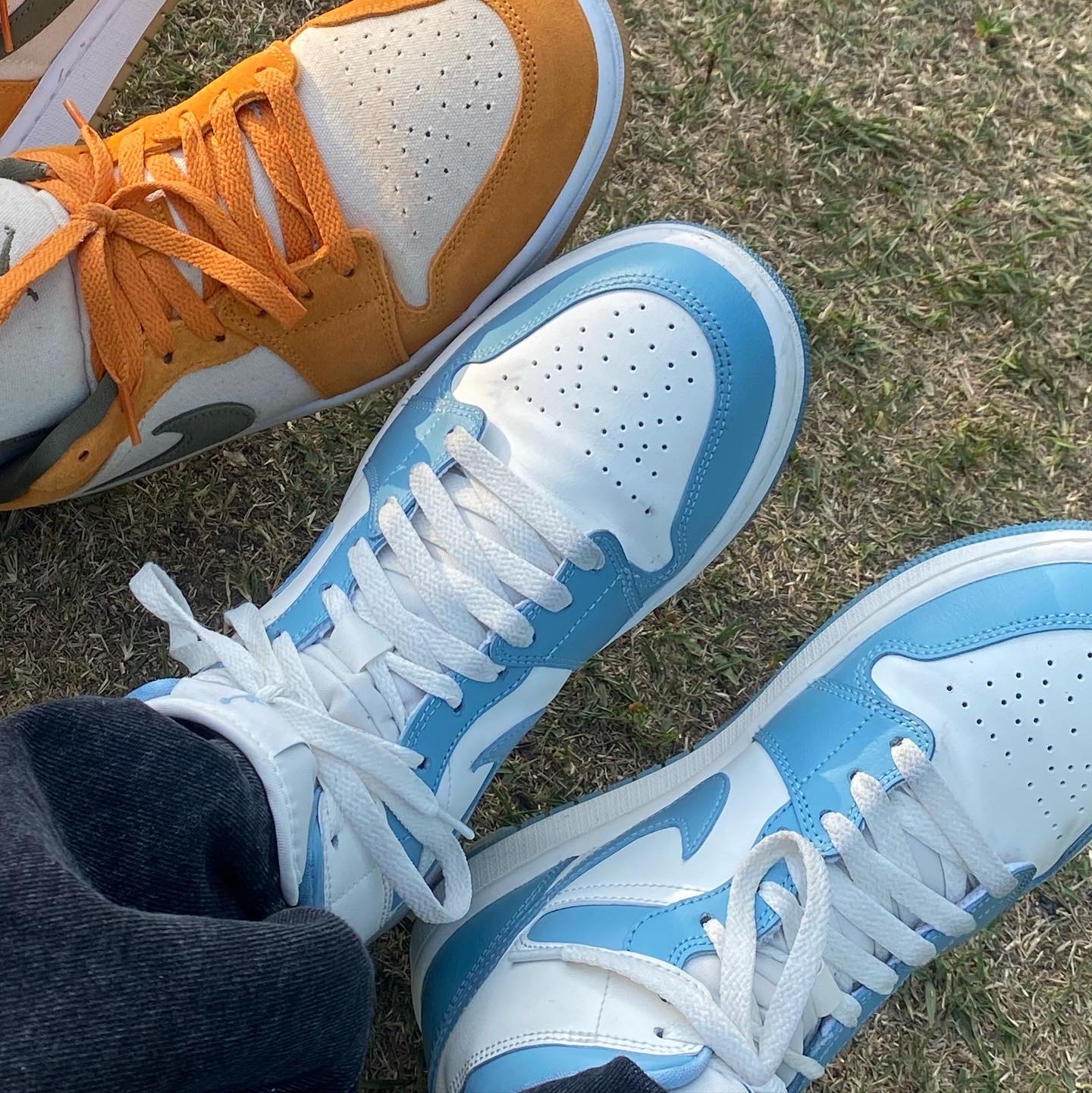 (W) Jordan 1 Mid Sail and Worn Blue, Jordan 1 Low SE Light Curry 착용 스타일 - 2