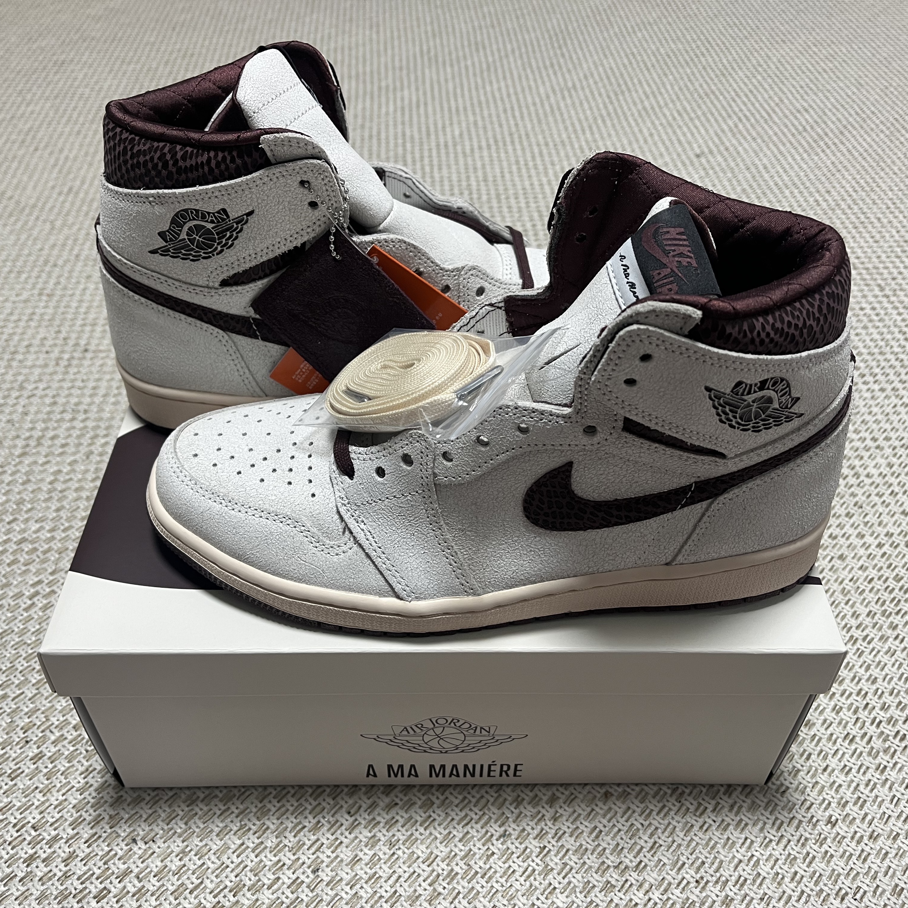 Jordan 1 x A Ma Maniere Retro High OG SP Sail and Burgundy 착용 스타일 - 1