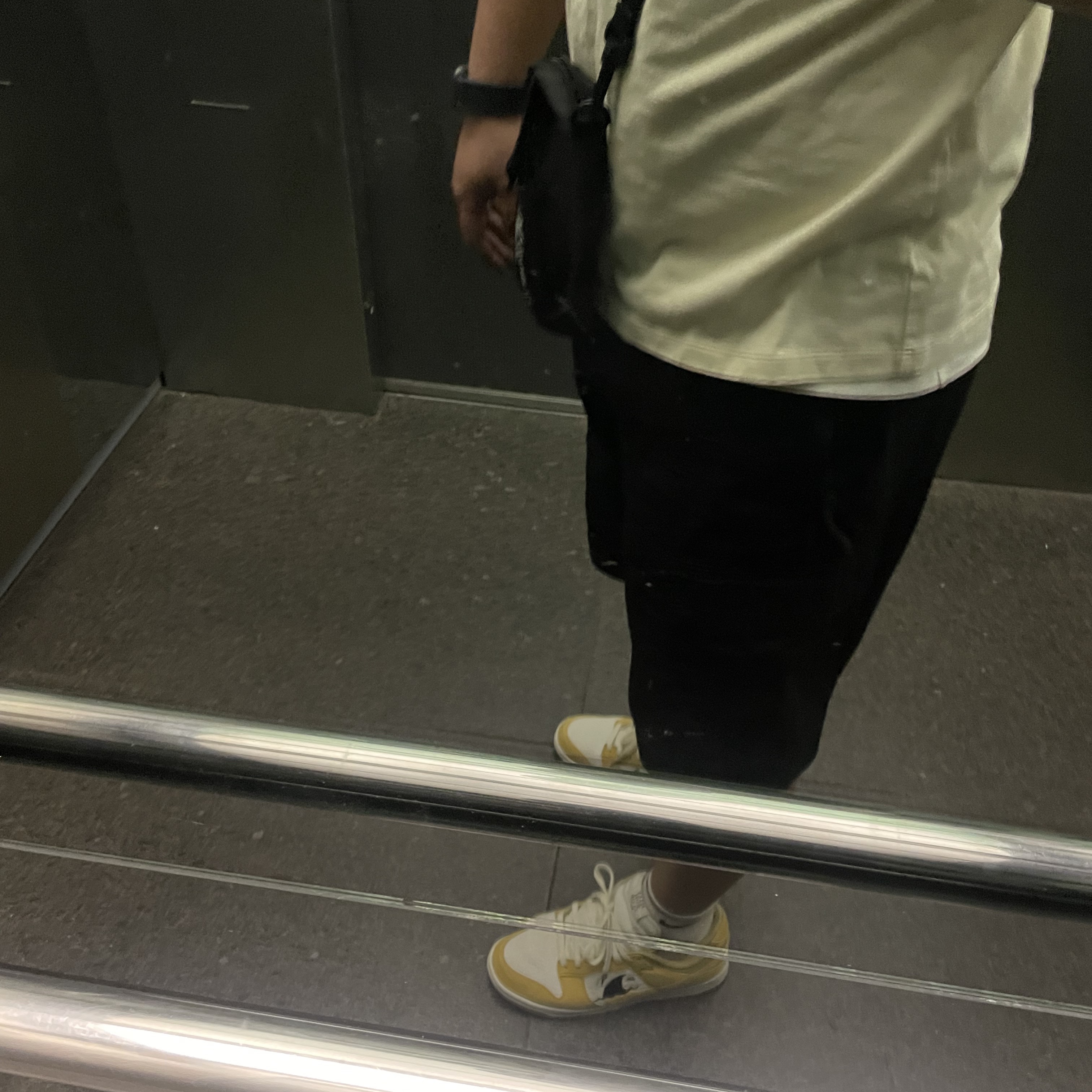 Stone Island L0803 Stretch Cotton Tela Paracadute Garment Dyed Cargo Bermuda Shorts Black - 22SS, Essentials 3D Silicon Applique Boxy T-Shirt Buttercream 2020 착용 스타일