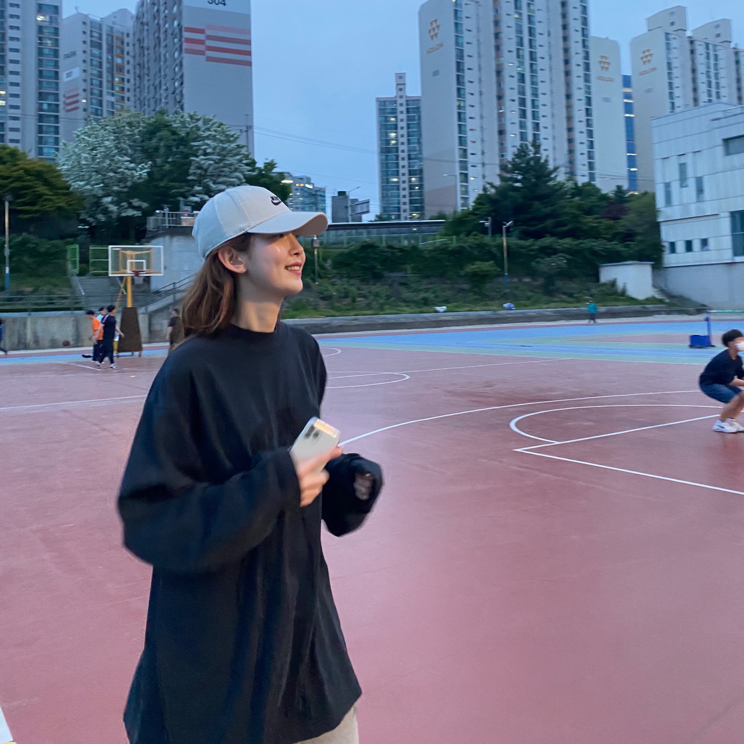 Yeezy Gap Engineered By Balenciaga Dove Long Sleeve T-Shirt Washed Black 착용 스타일 - 1