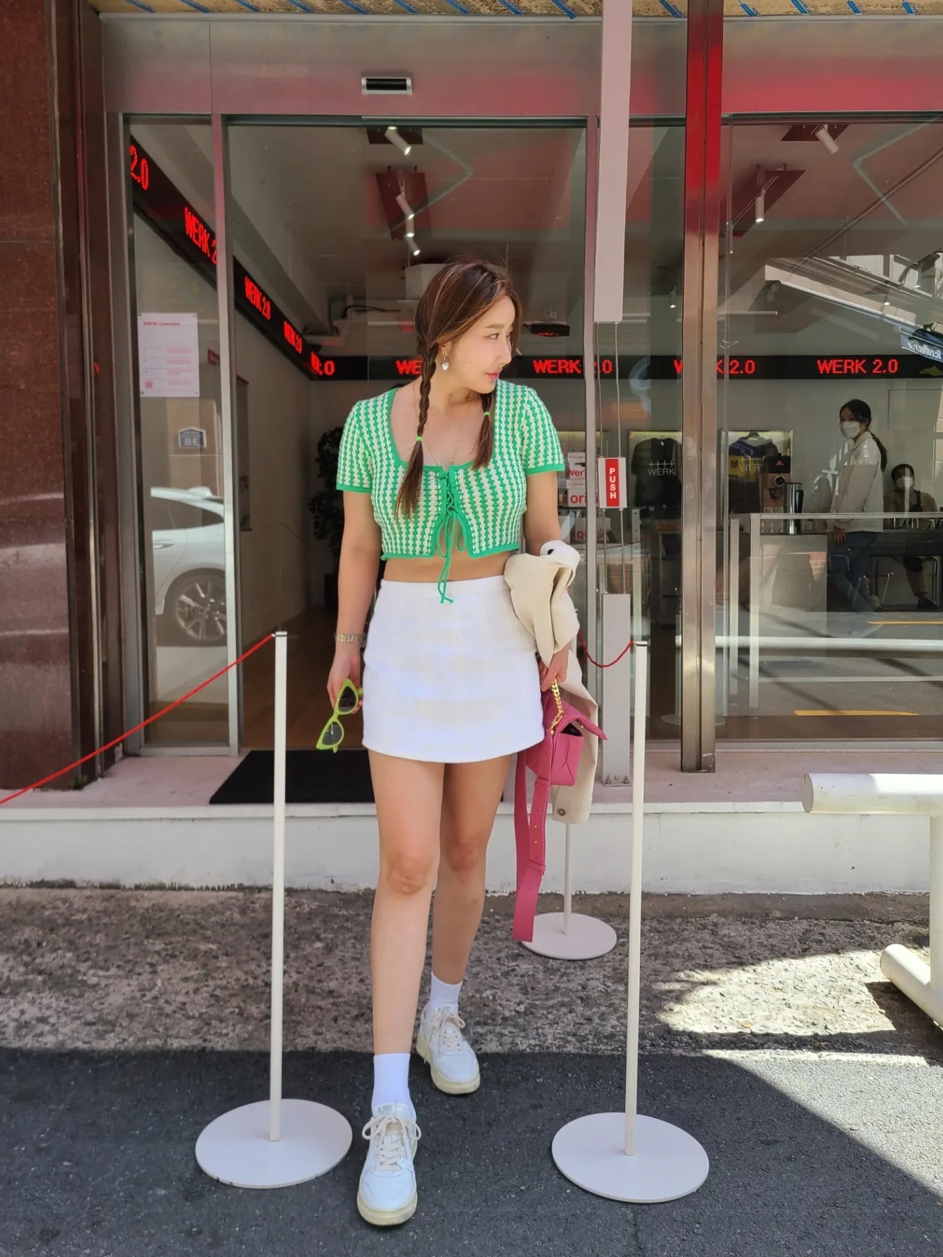 (W) Autry Medalist Low Leather Sneakers White Pink 착용 스타일 - 3
