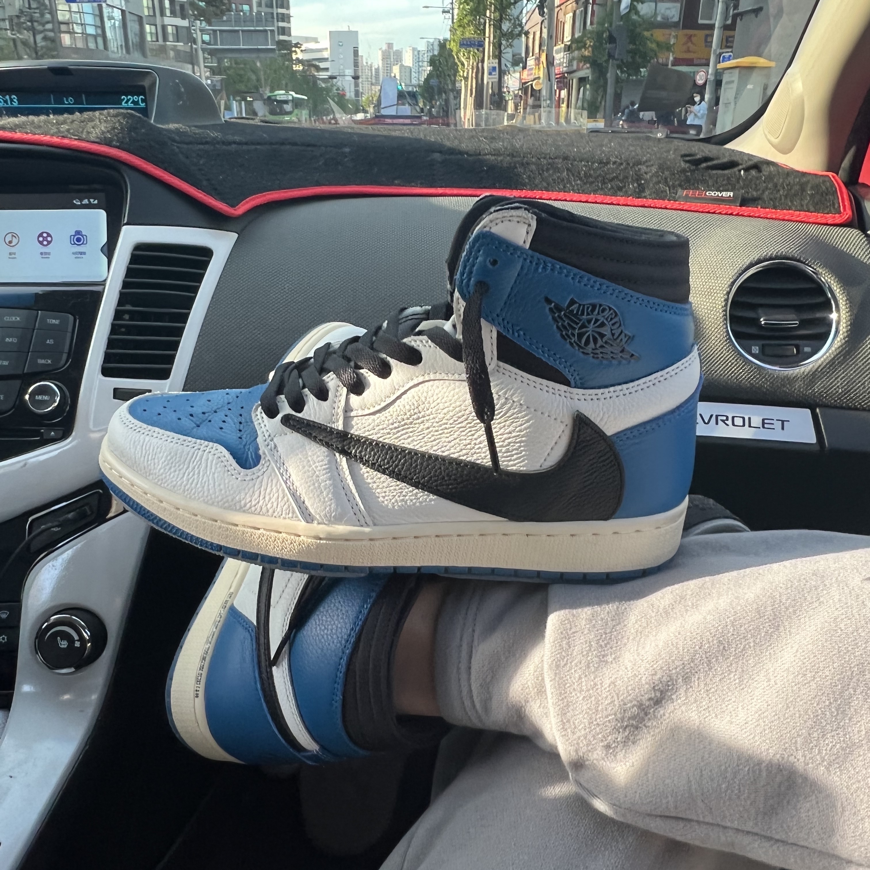 Jordan 1 x Travis Scott x Fragment Retro High OG SP Military Blue 착용 스타일