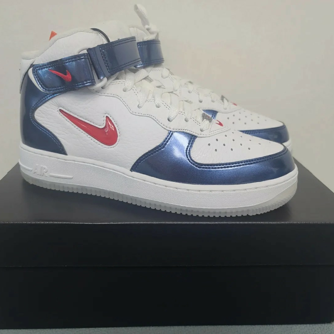Nike Air Force 1 Mid QS University Red and Midnight Navy 착용 스타일
