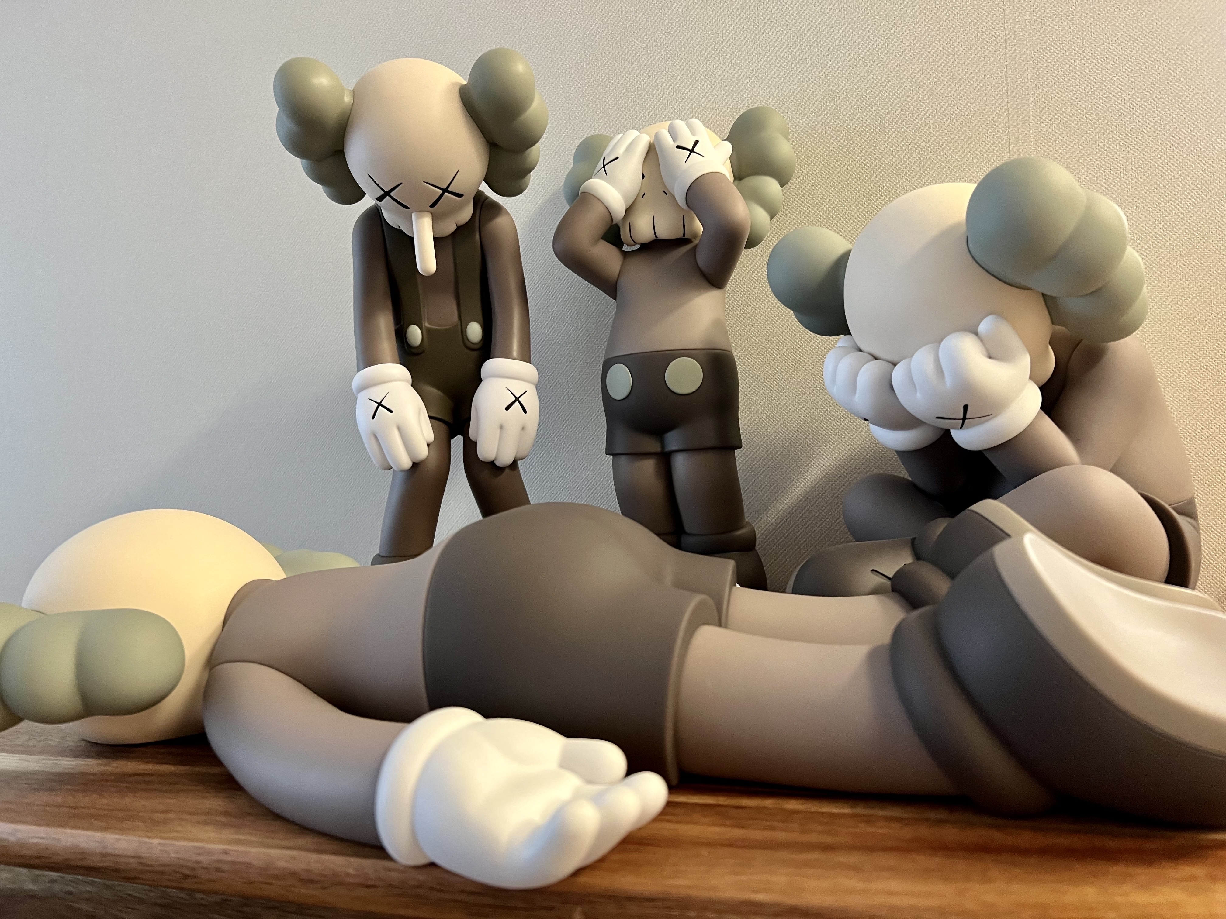 Kaws Small Lie Companion Vinyl Figure Brown, Kaws Holiday UK Vinyl Figure Brown 착용 스타일