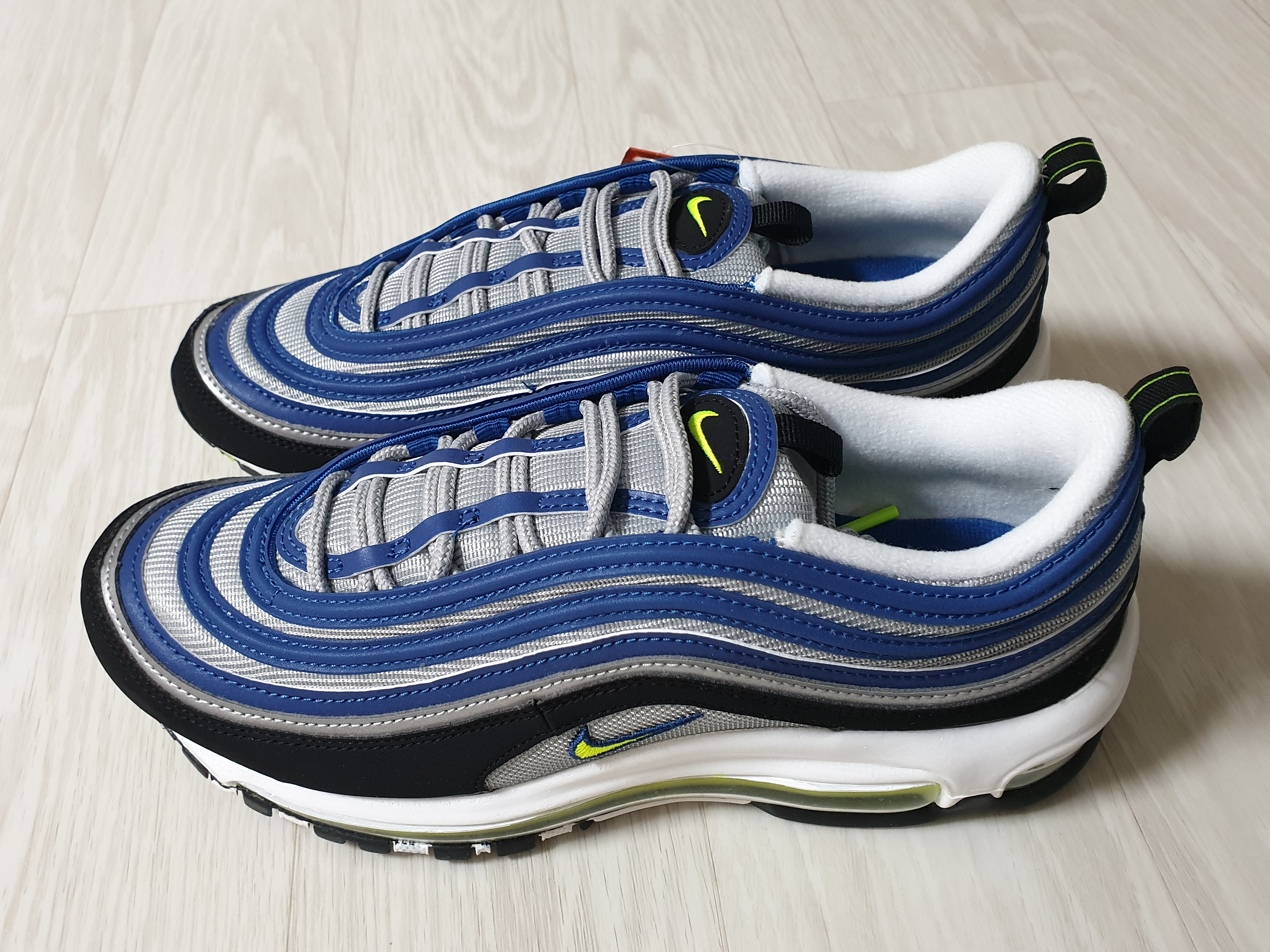 Nike Air Max 97 OG Atlantic Blue and Voltage Yellow 착용 스타일 - 2