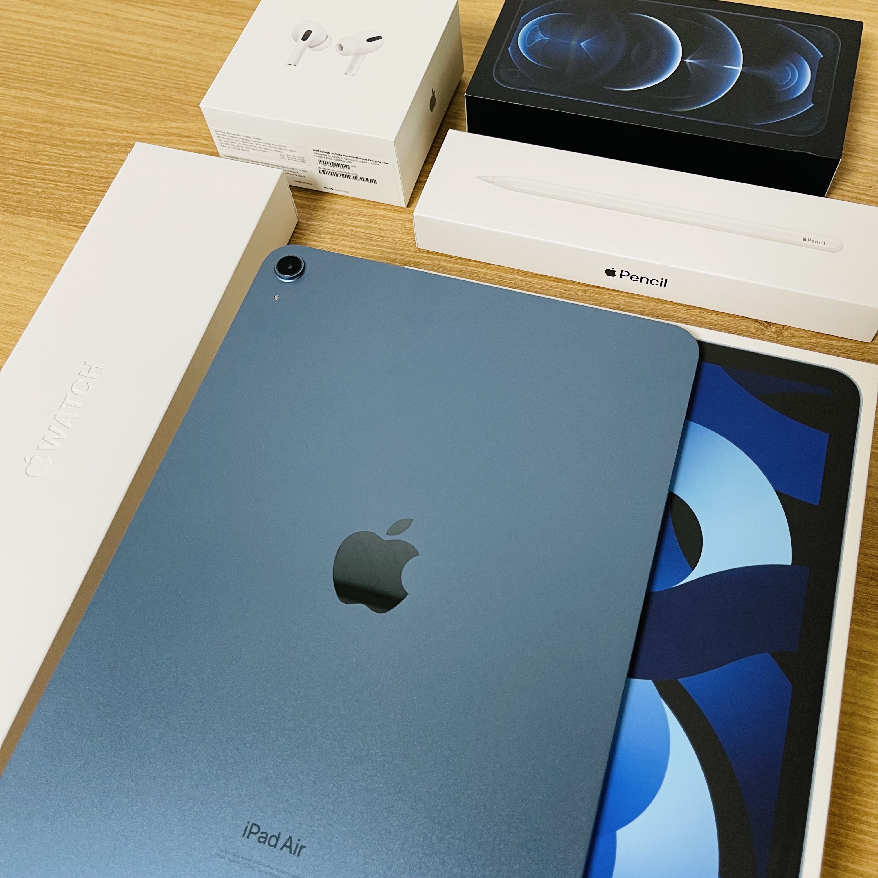 Apple AirPods Pro with MagSafe Charging Case (Korean Ver.), Apple iPad Air 5th Gen Wifi 64GB Blue (Korean Ver.) 착용 스타일