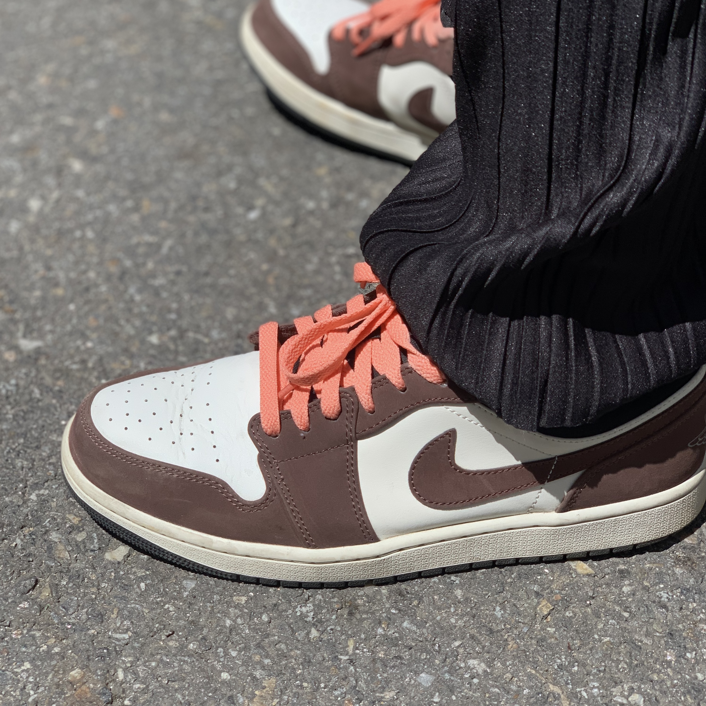 Jordan 1 Low SE Chocolate Bliss 착용 스타일 - 2