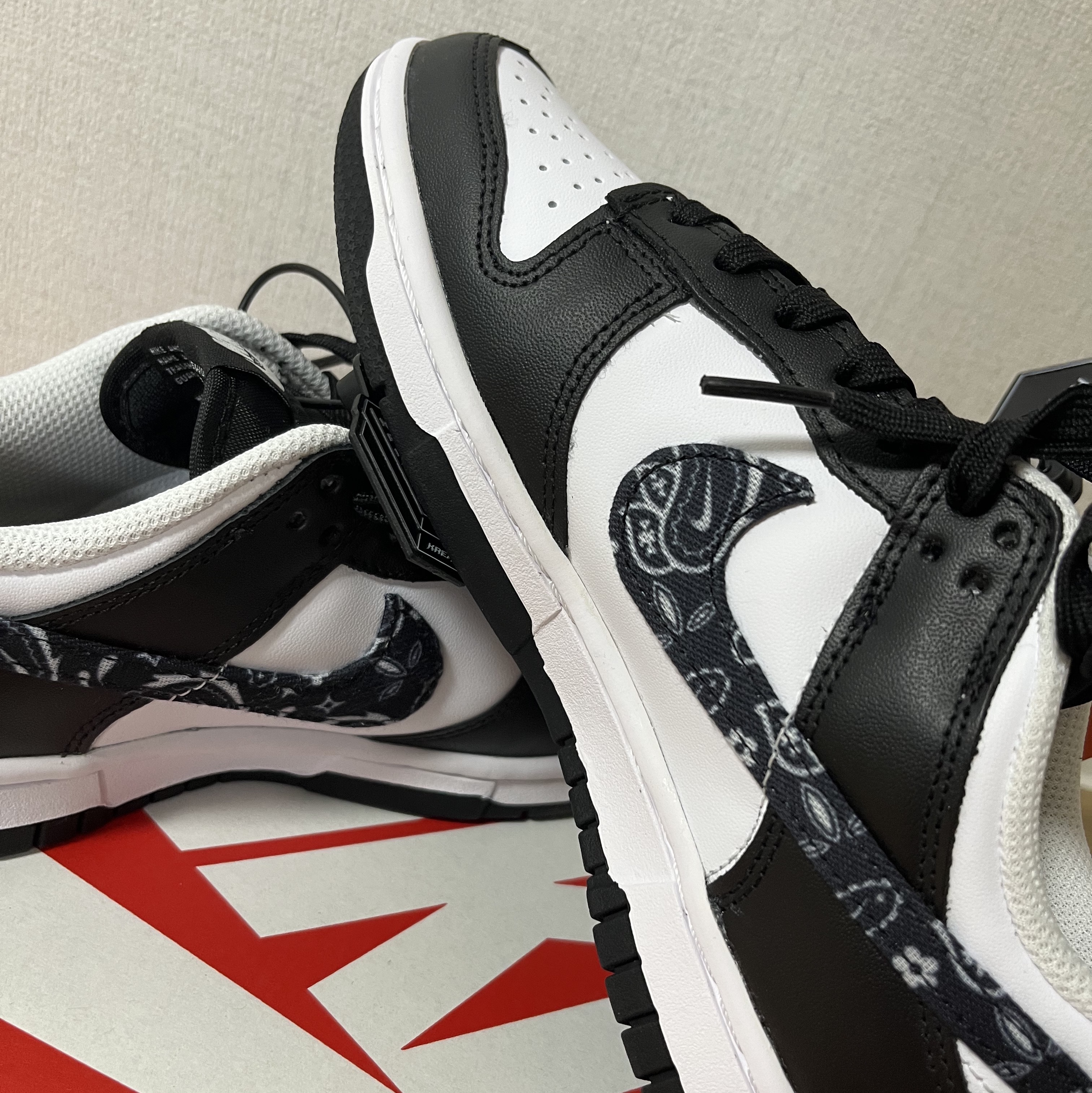 (W) Nike Dunk Low Essential Black Paisley 착용 스타일