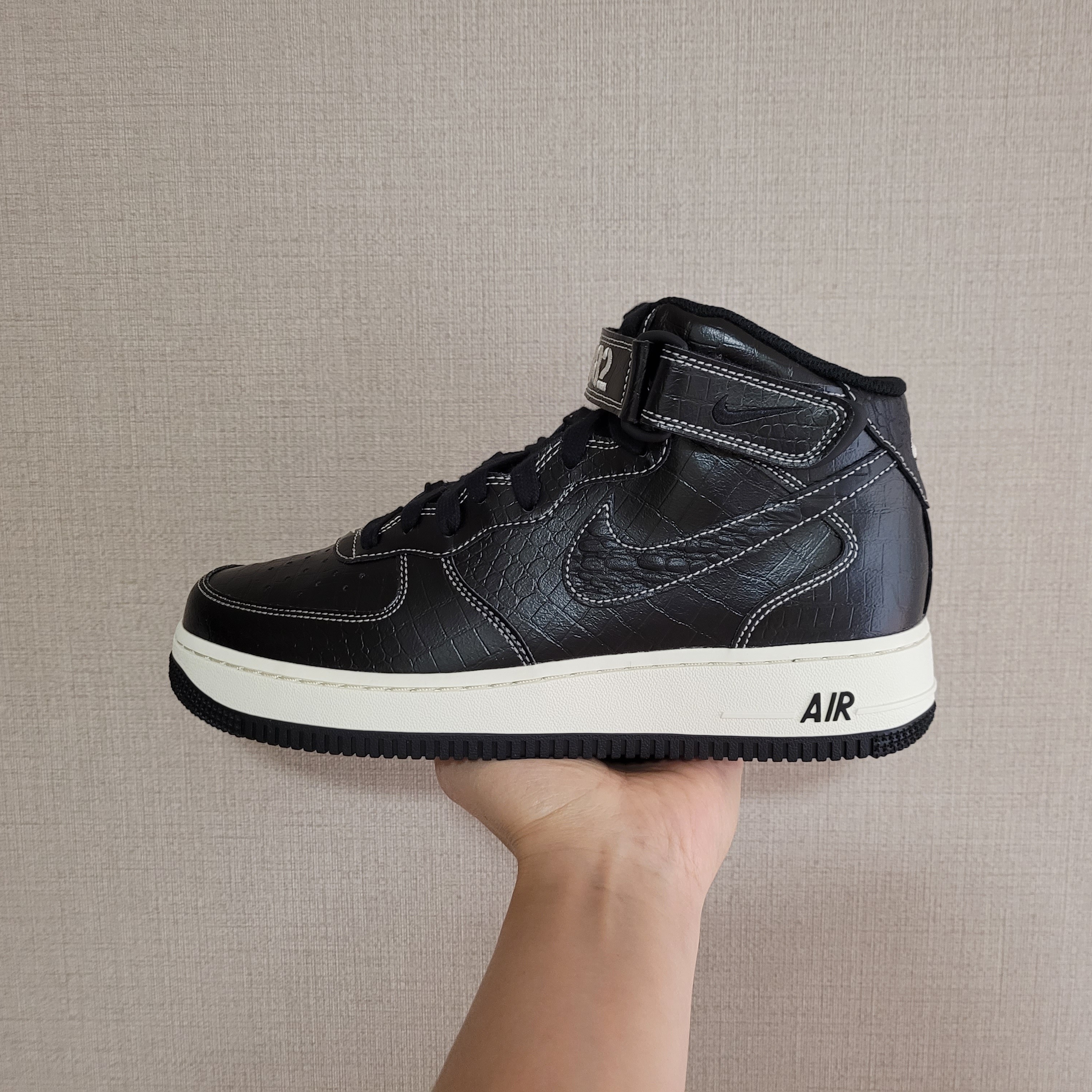 Nike Air Force 1 Mid '07 LX Our Force 1 착용 스타일 - 1
