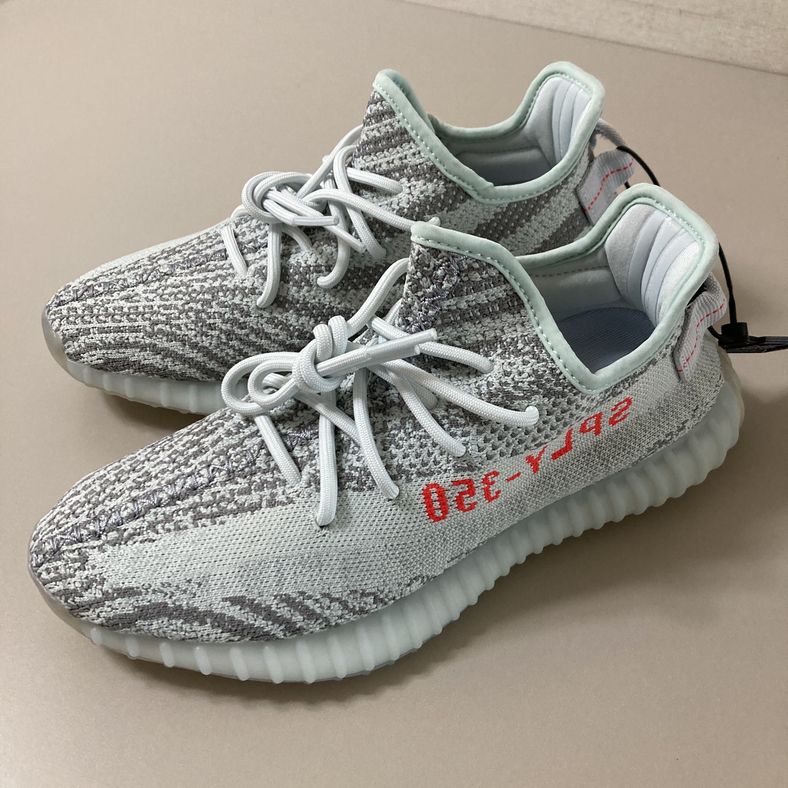 Adidas Yeezy Boost 350 V2 Blue Tint 2017 착용 스타일 - 1