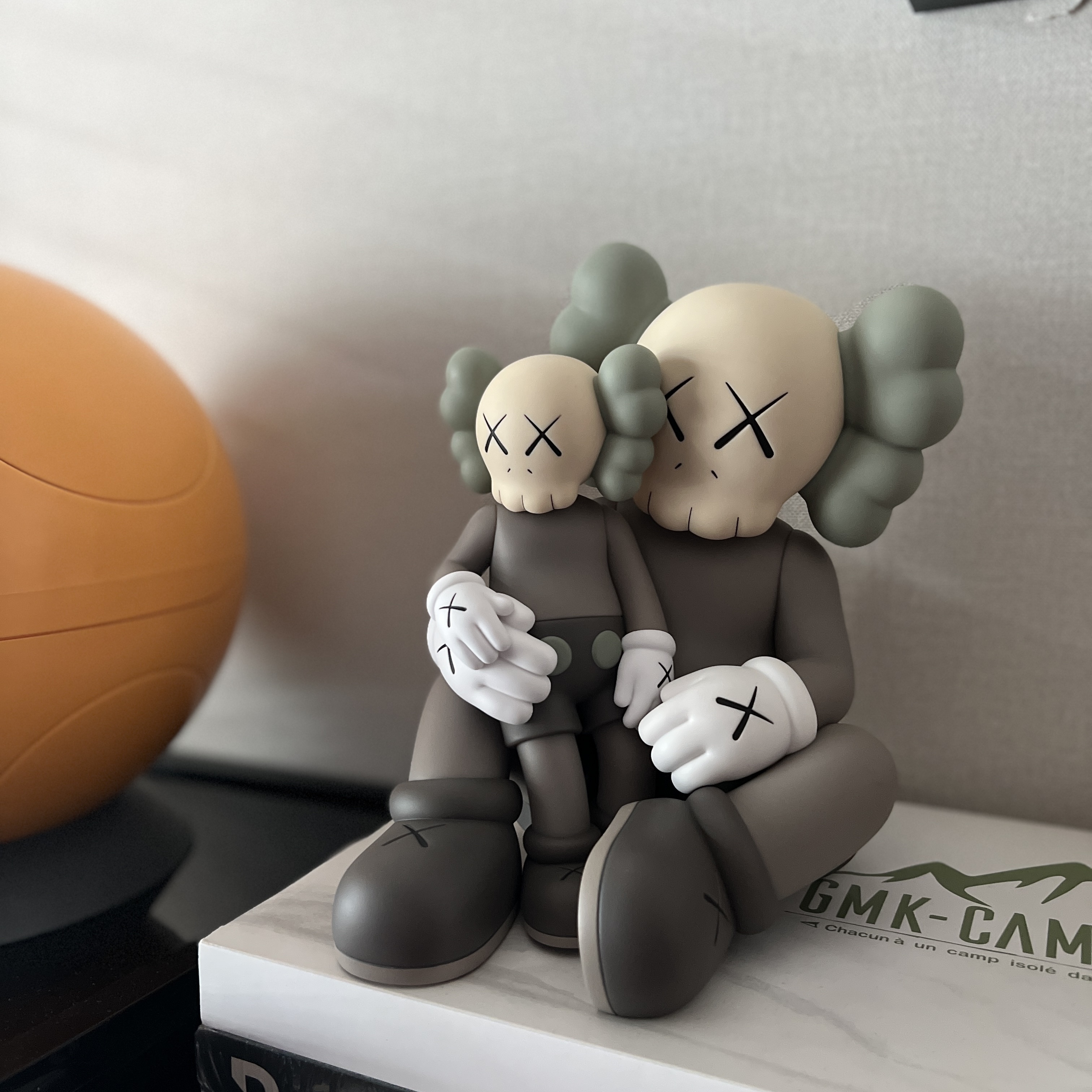 Kaws Holiday Changbai Mountain Vinyl Figure Brown 착용 스타일 - 1