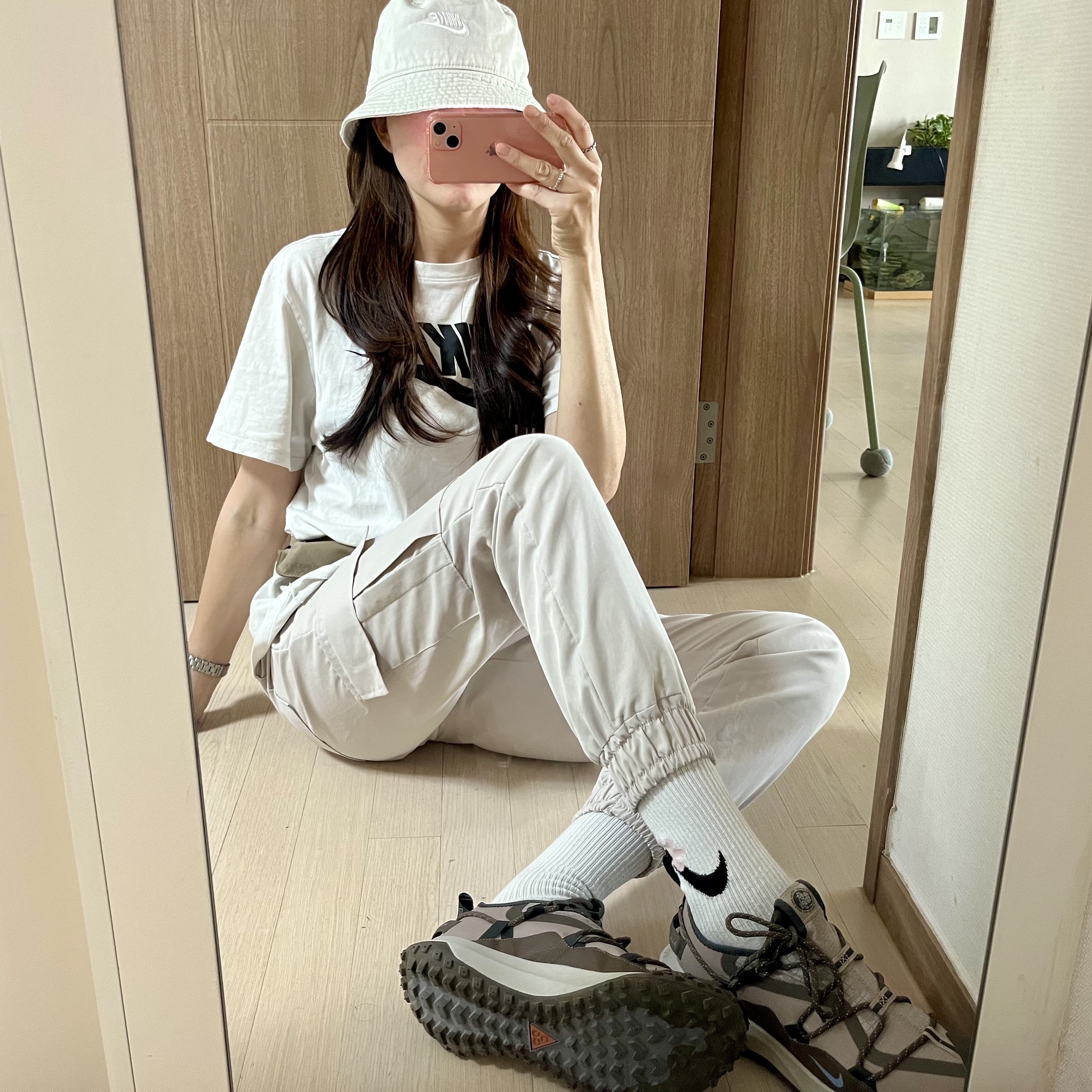 Nike ACG Mountain Fly Low Ironstone 착용 스타일 - 1