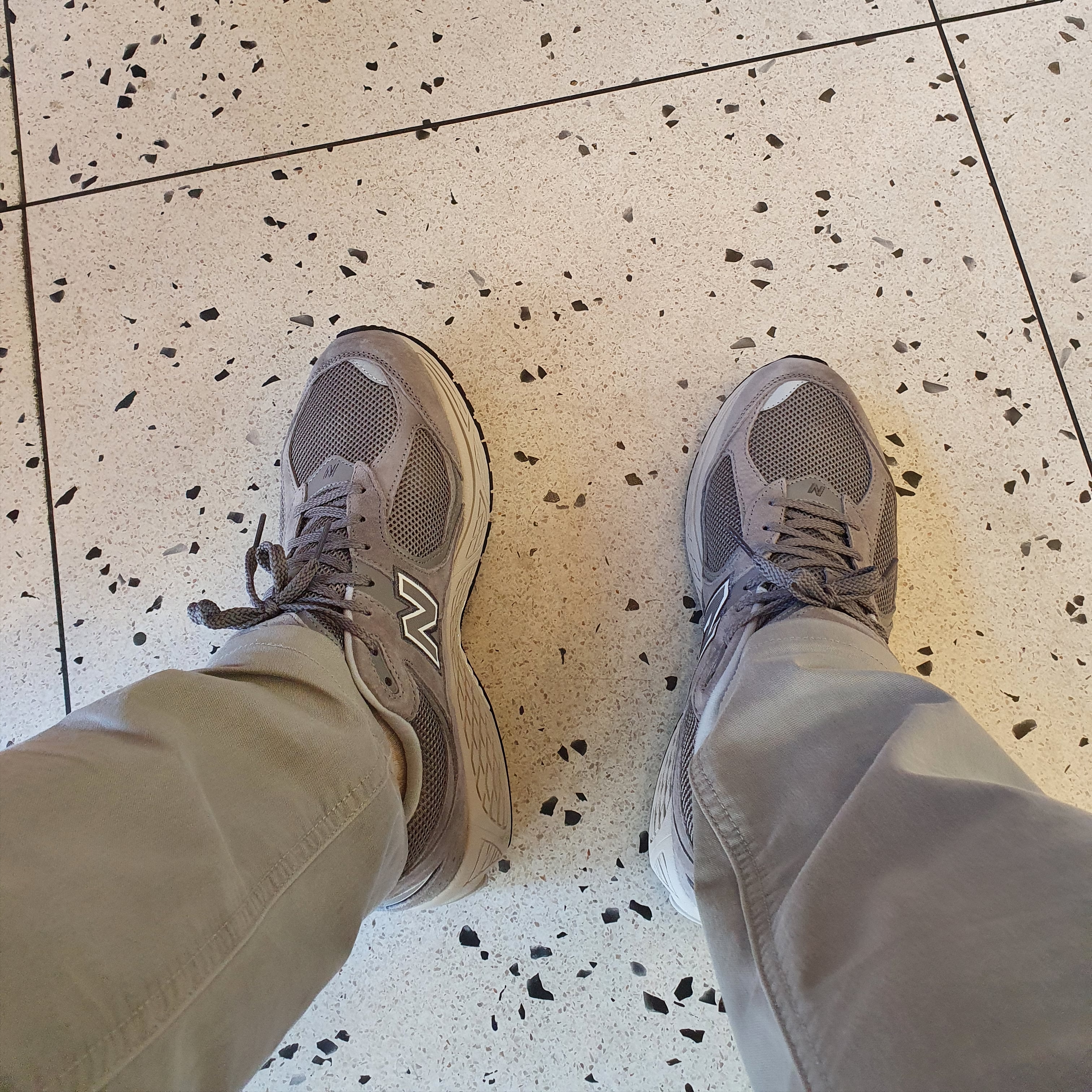 New Balance 2002R Grey 착용 스타일