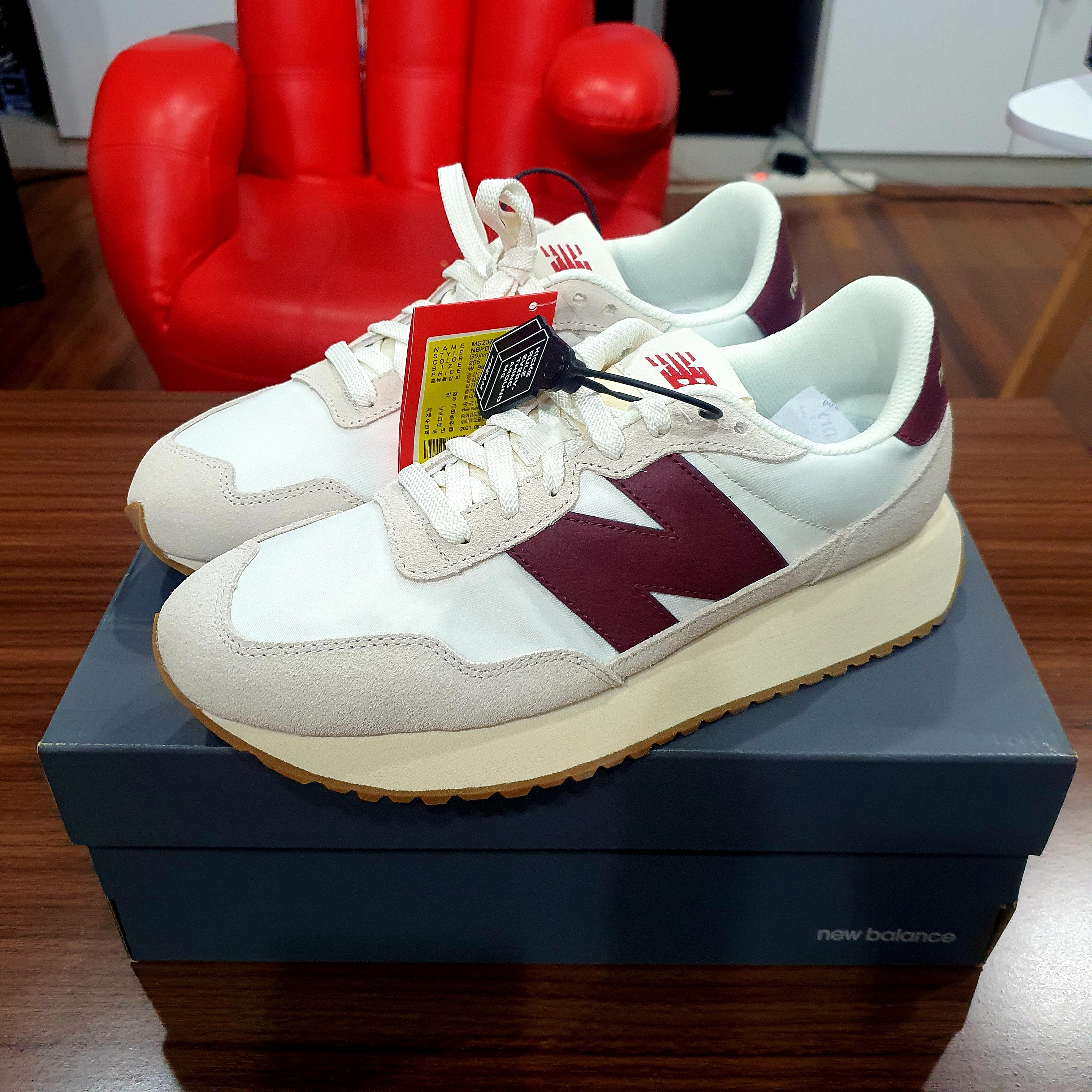 New Balance 237 Moonbeam Classic Burgundy 착용 스타일