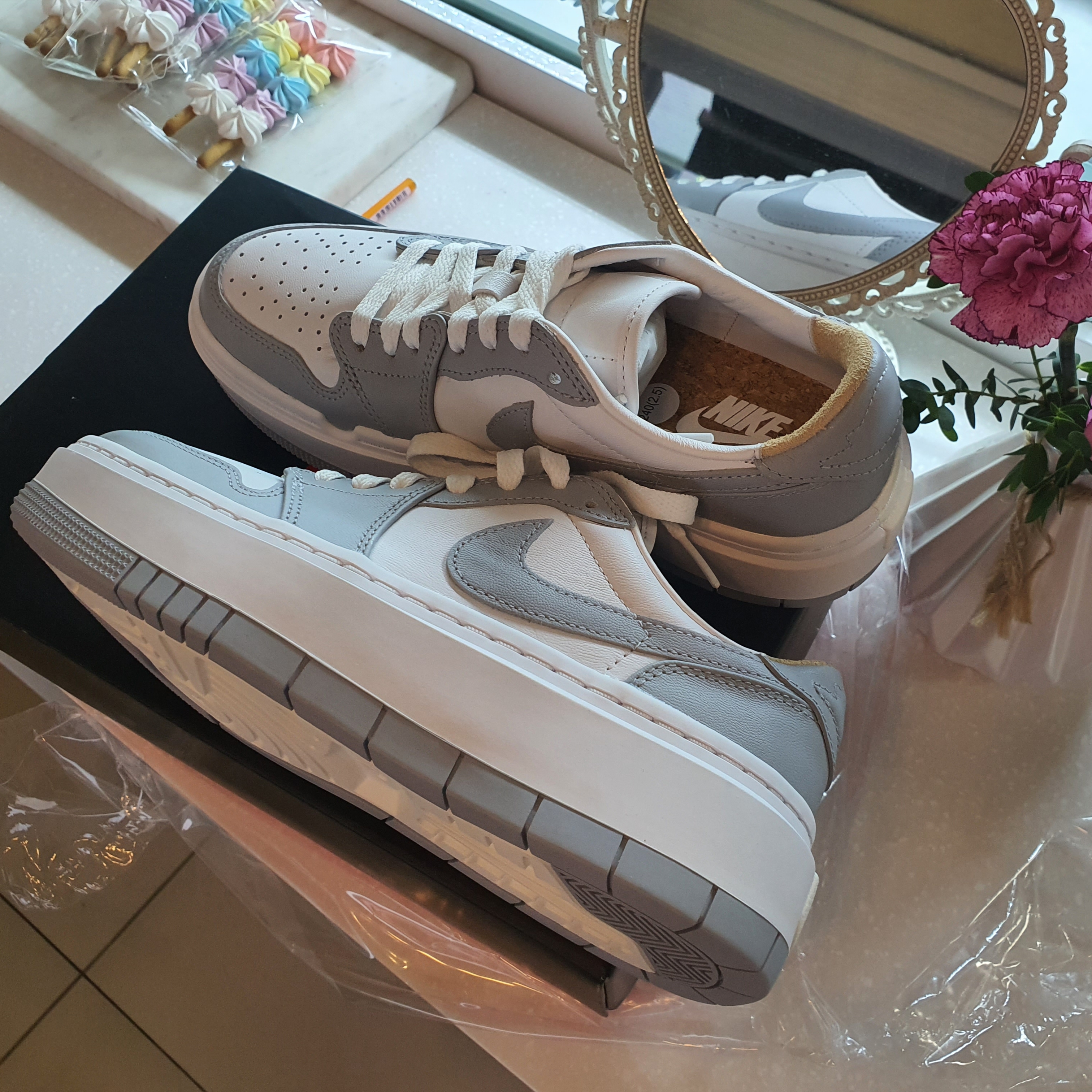 (W) Jordan 1 Elevate Low White and Wolf Grey 착용 스타일 - 2