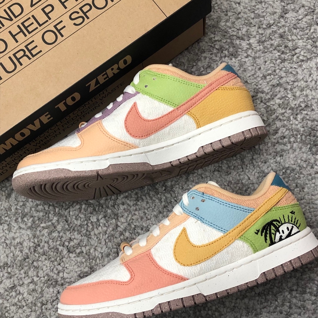 (W) Nike Dunk Low SE Sun Club Sanded Gold 착용 스타일 - 2