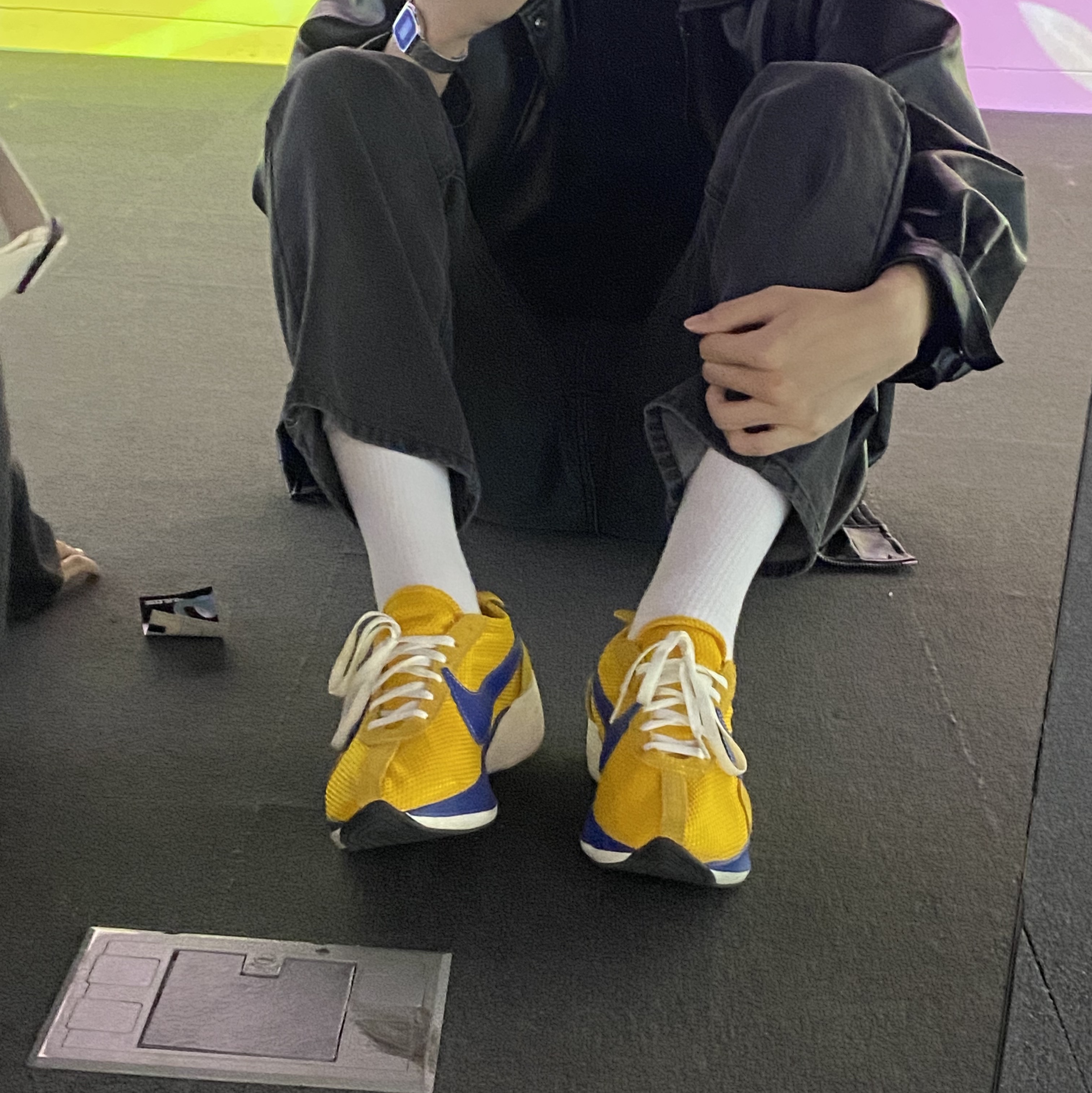 Nike Moon Racer Yellow Ochre Gym Blue 착용 스타일 - 2