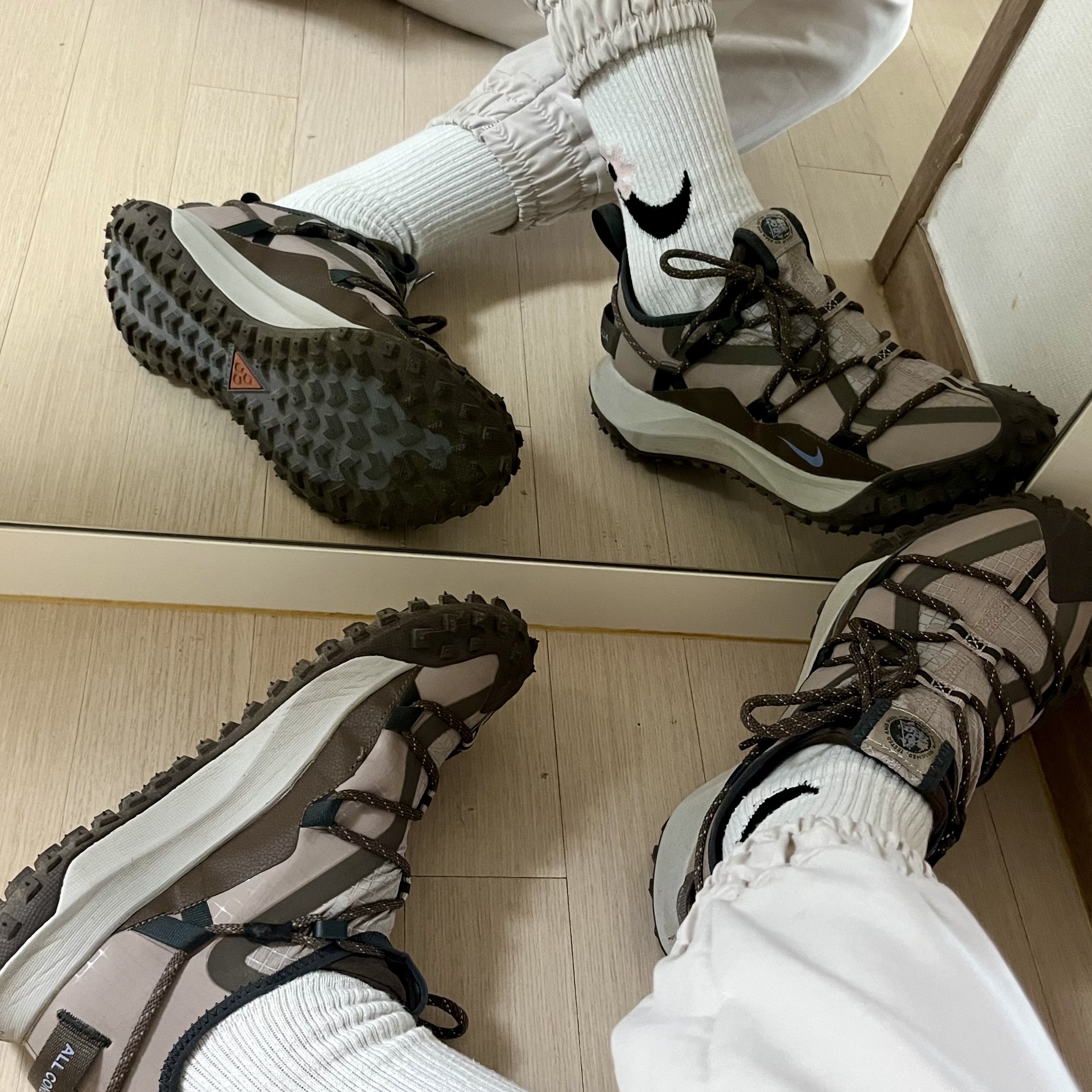 Nike ACG Mountain Fly Low Ironstone 착용 스타일 - 3
