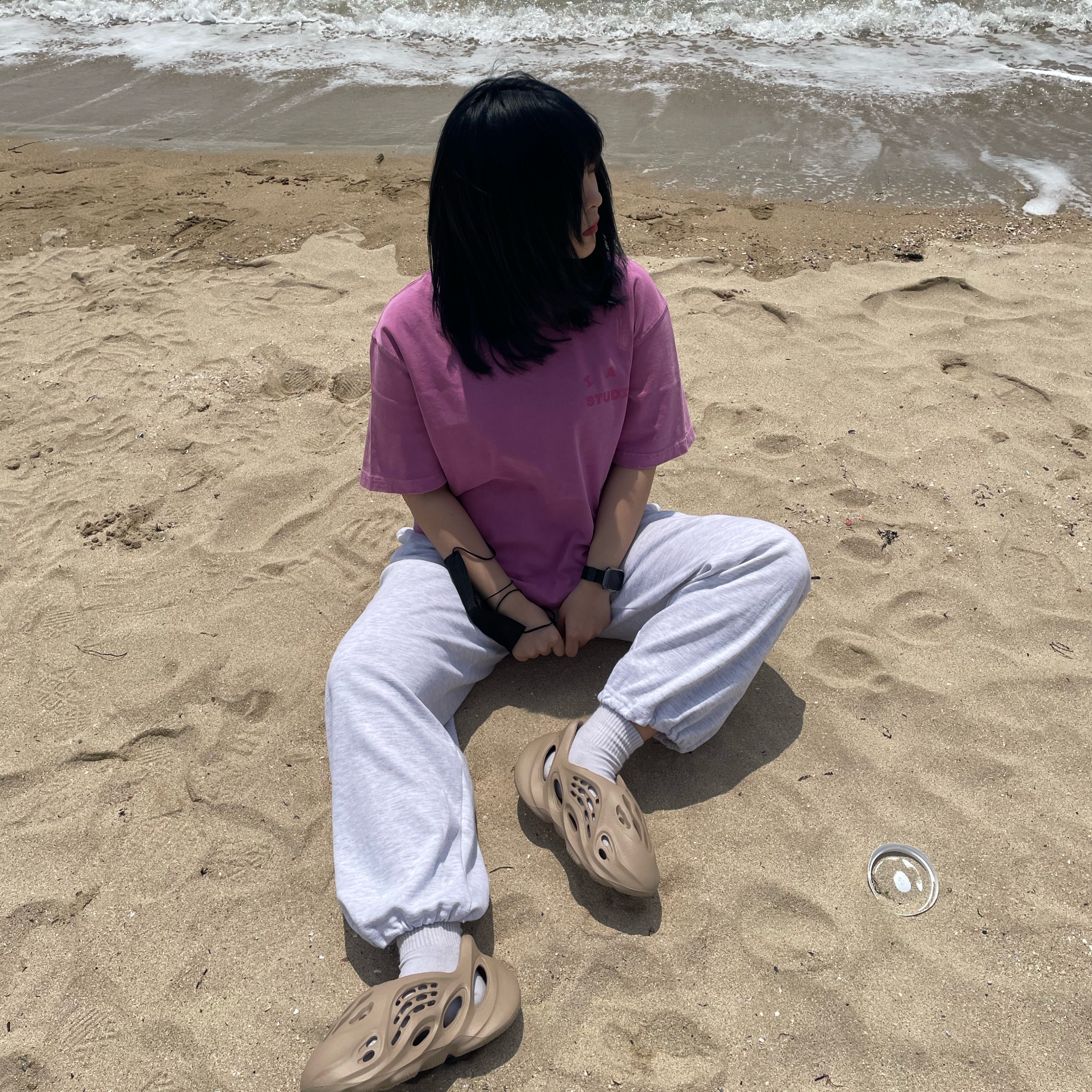 IAB Studio Pigment T-Shirt Magenta, Adidas Yeezy Foam RNNR Ochre 착용 스타일 - 1