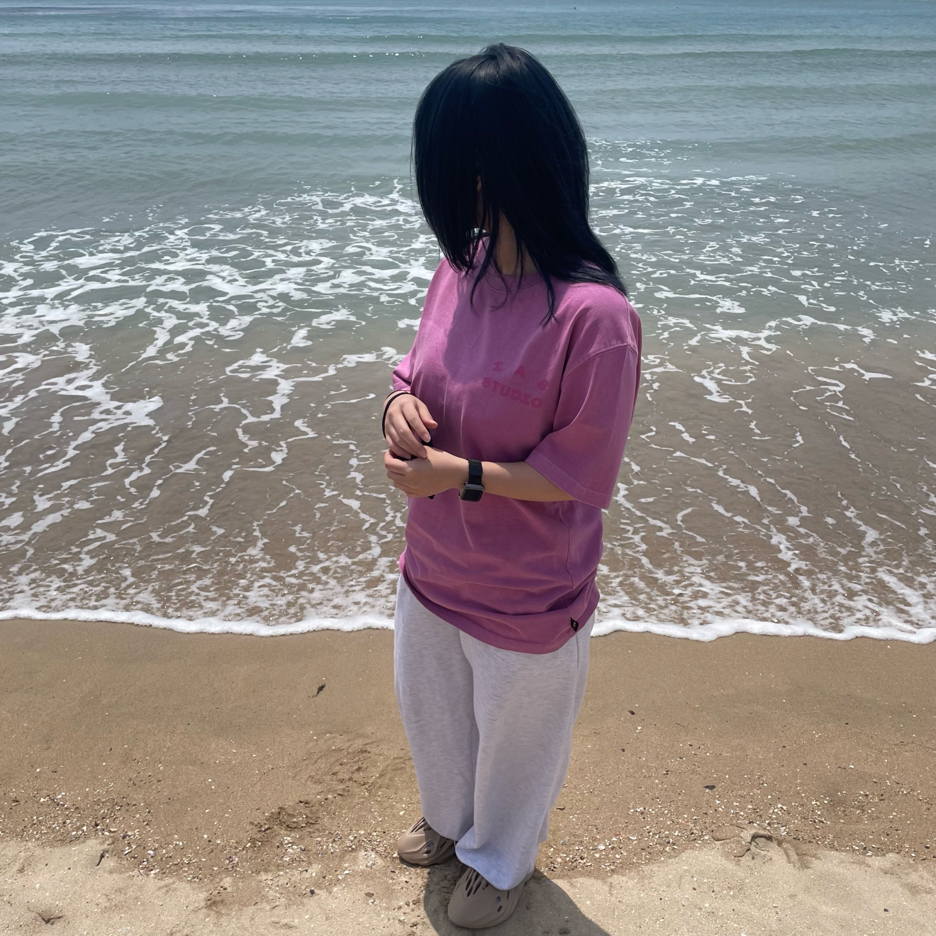 IAB Studio Pigment T-Shirt Magenta, Adidas Yeezy Foam RNNR Ochre 착용 스타일 - 3