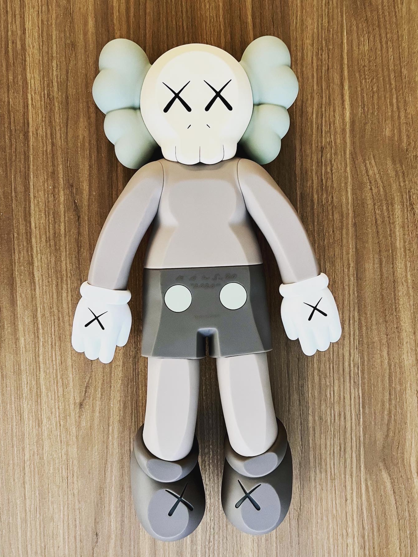 Kaws Companion 2020 Figure Brown 착용 스타일 - 2