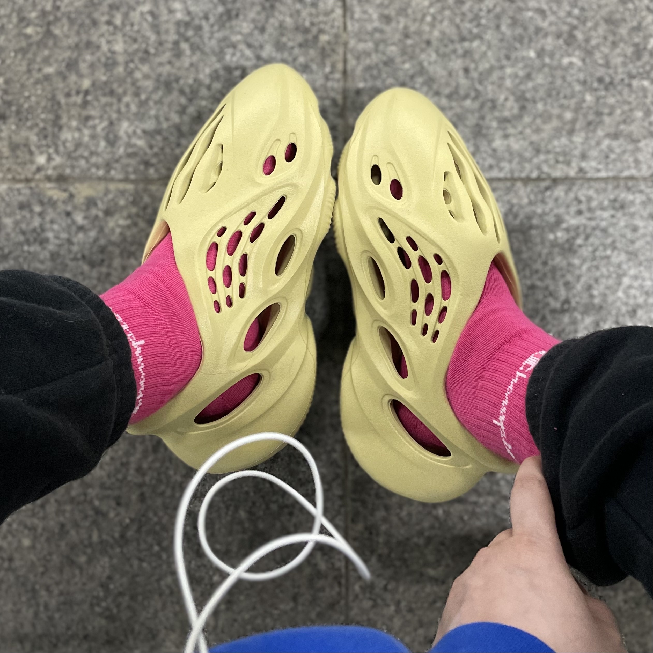 Adidas Yeezy Foam RNNR Sulfur, Yeezy Gap Hoodie Blue 착용 스타일 - 1