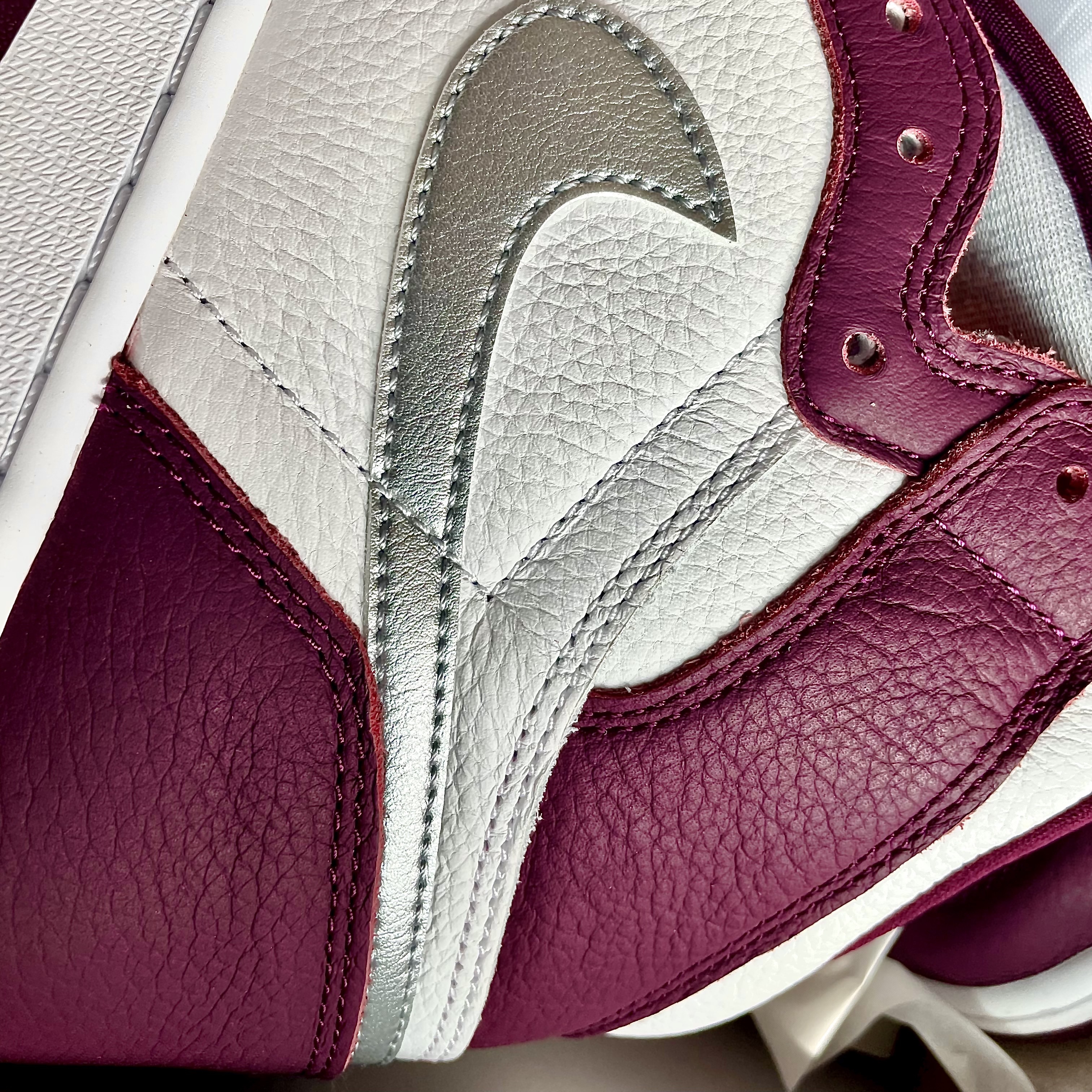 Jordan 1 Retro High OG Bordeaux 착용 스타일 - 2