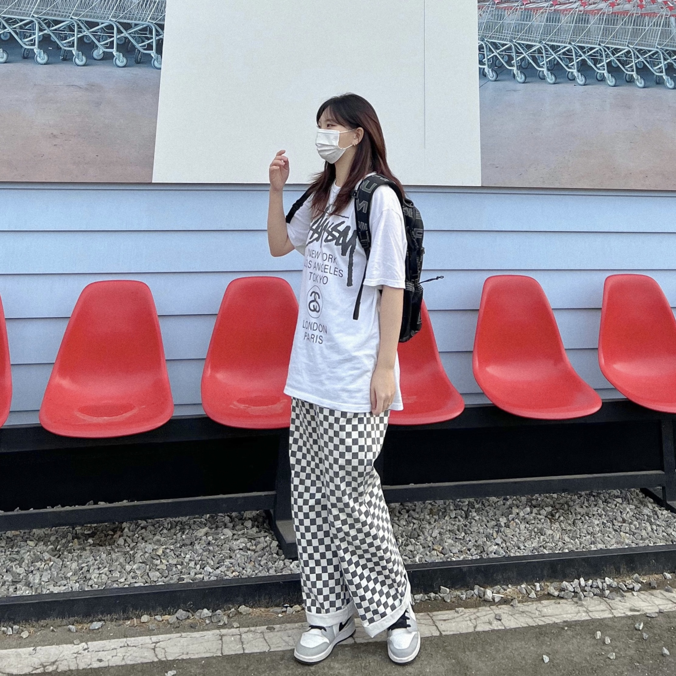 Stussy World Tour T-Shirt White, Supreme Backpack Black - 21FW 착용 스타일 - 1