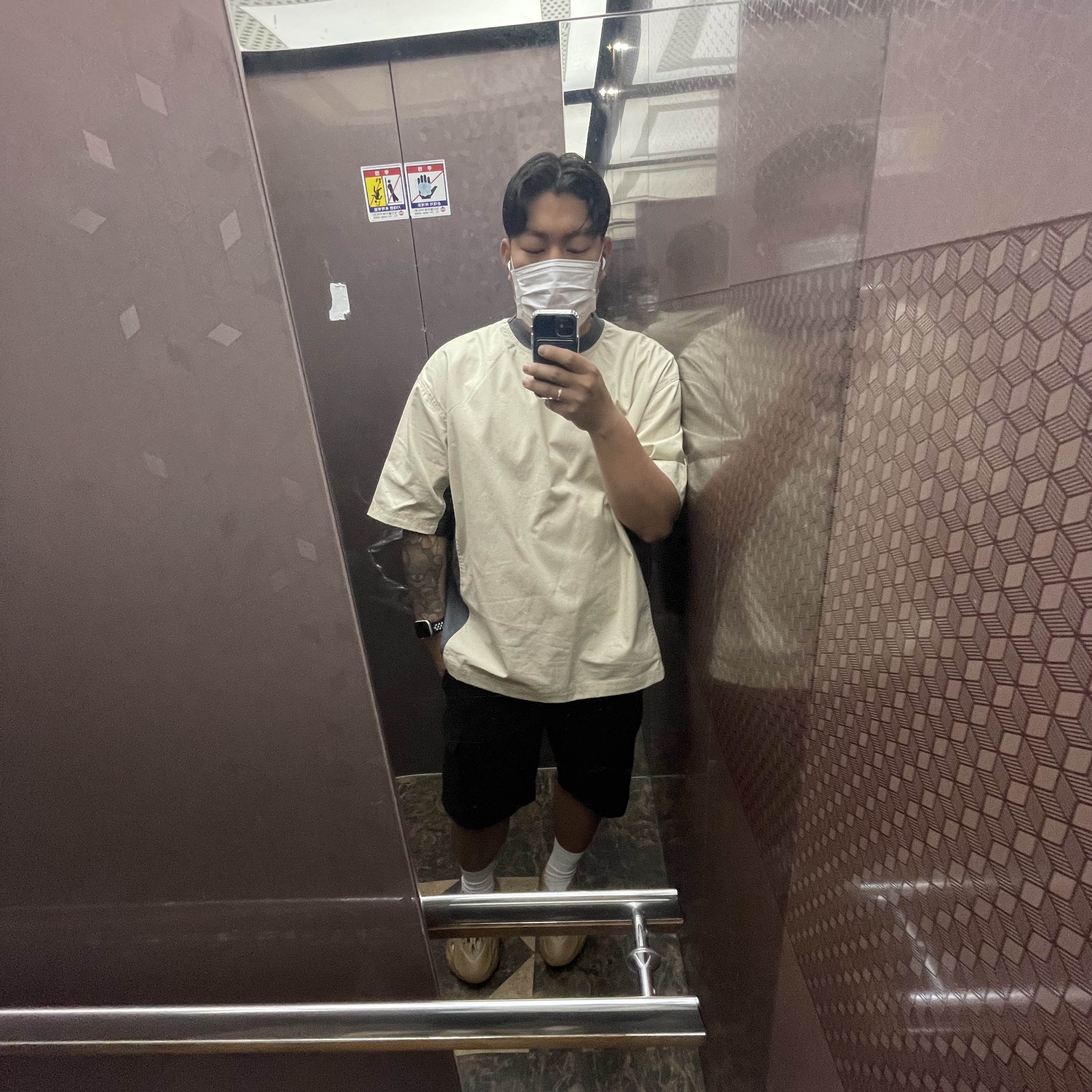 Adidas Yeezy Foam RNNR Ochre 착용 스타일