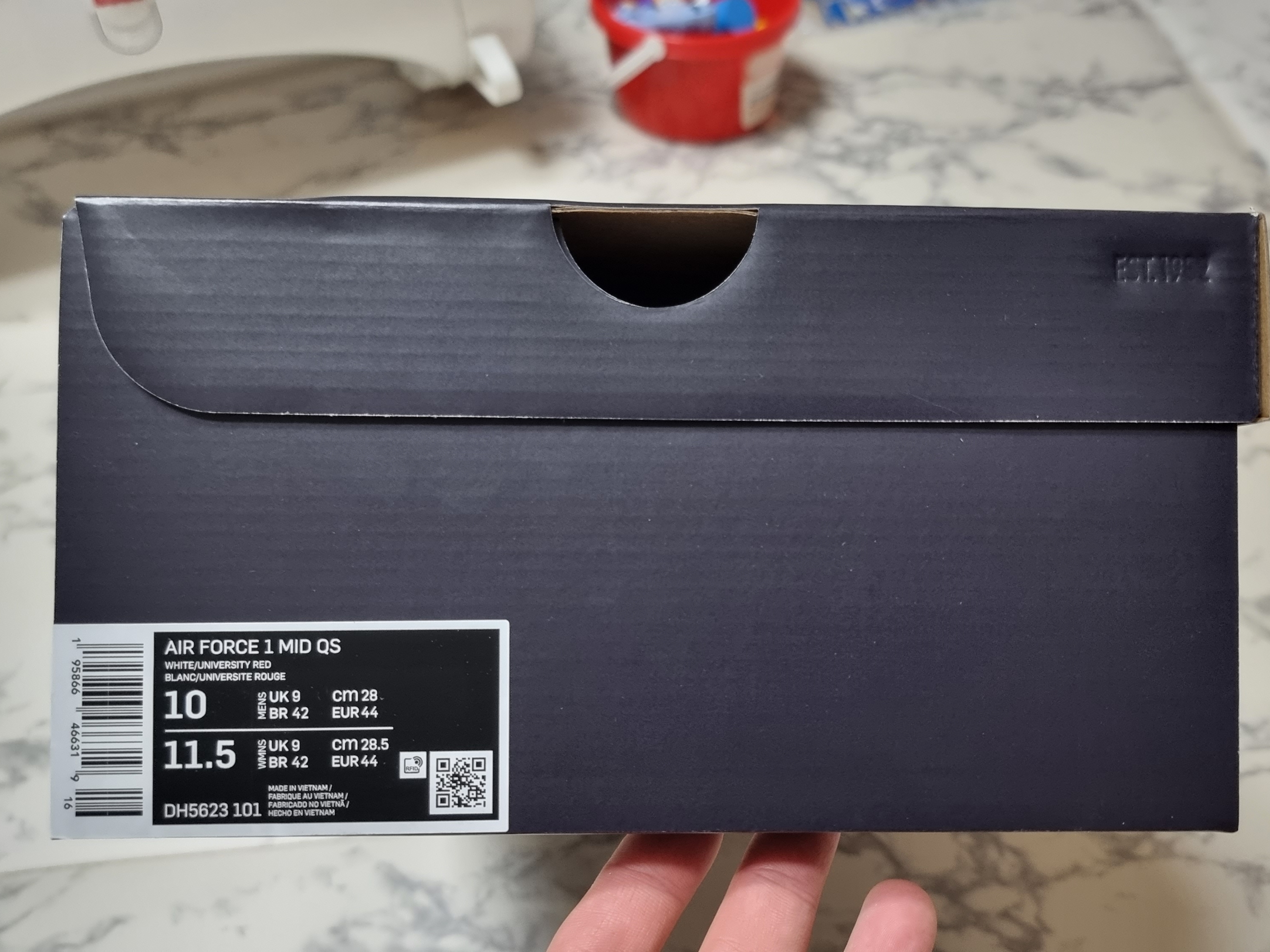 Nike Air Force 1 Mid QS University Red and Midnight Navy 착용 스타일 - 2