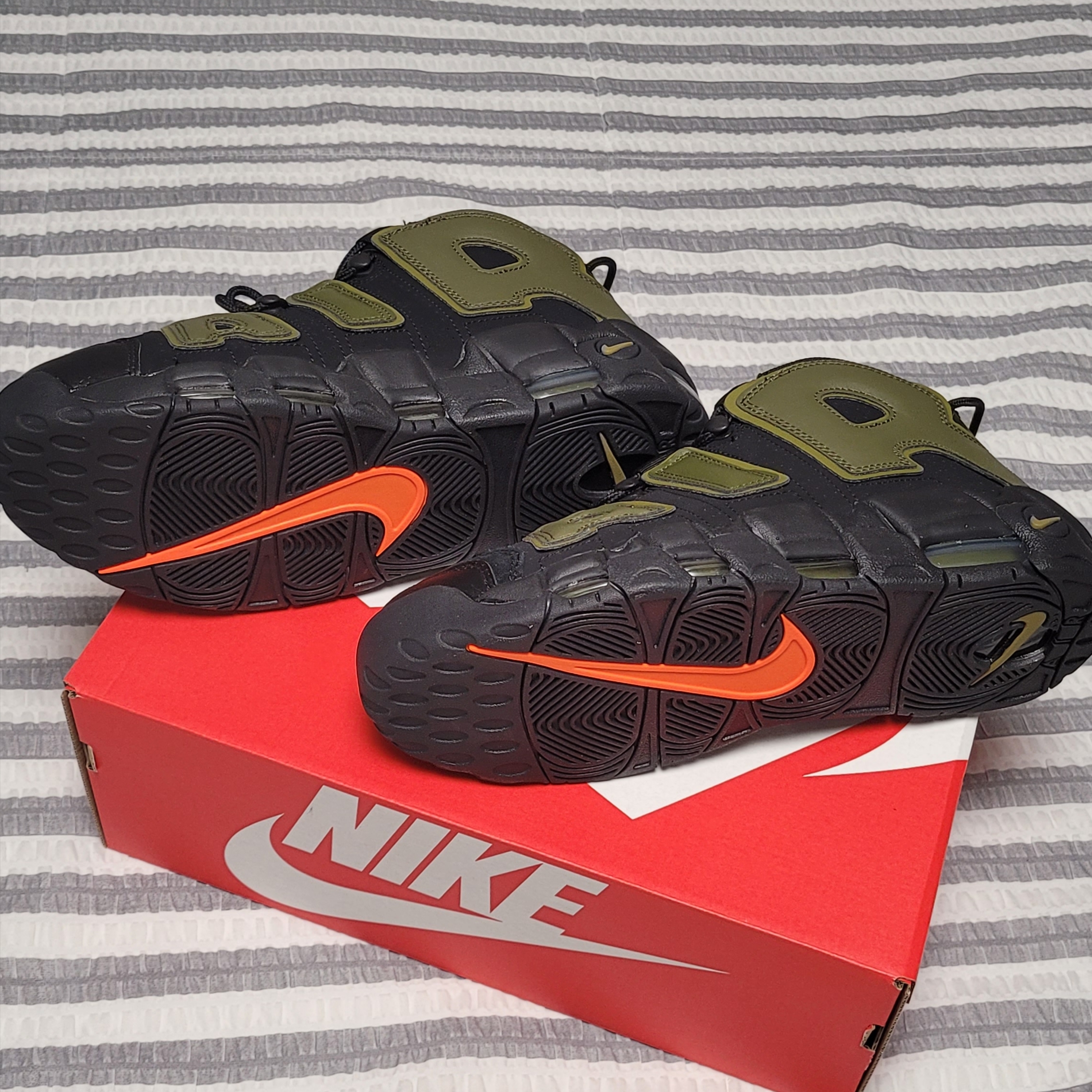 Nike Air More Uptempo 96 Rough Green 착용 스타일 - 1