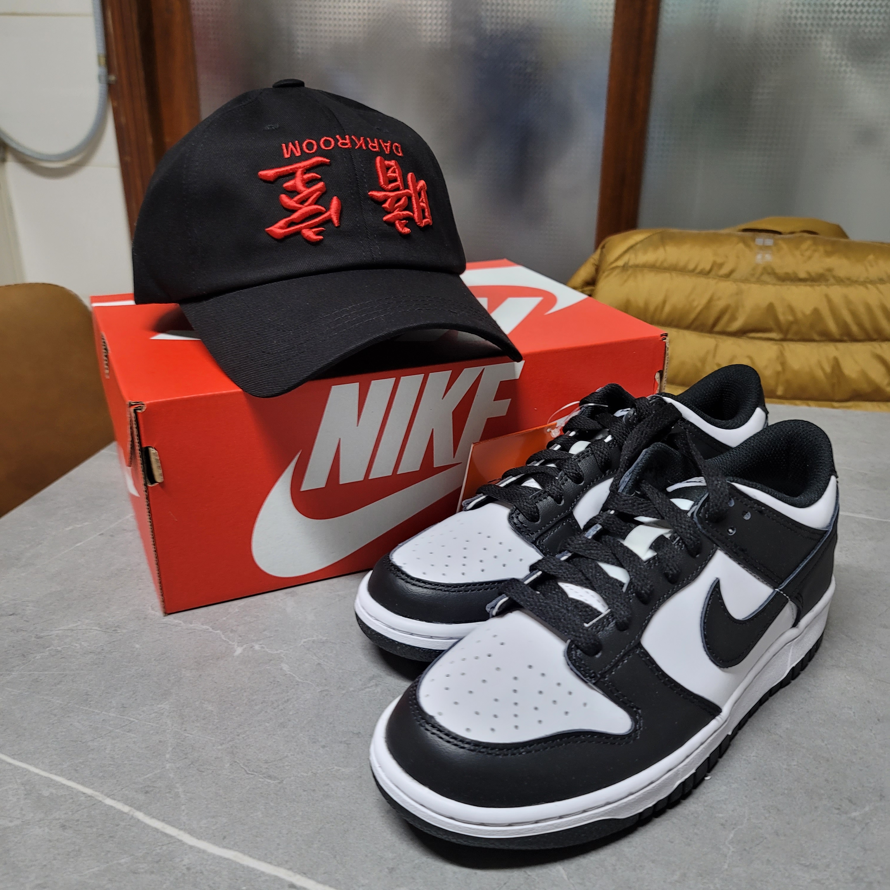 Darkr8m Studio Upside Down Red Logo Cap, (GS) Nike Dunk Low Black 착용 스타일
